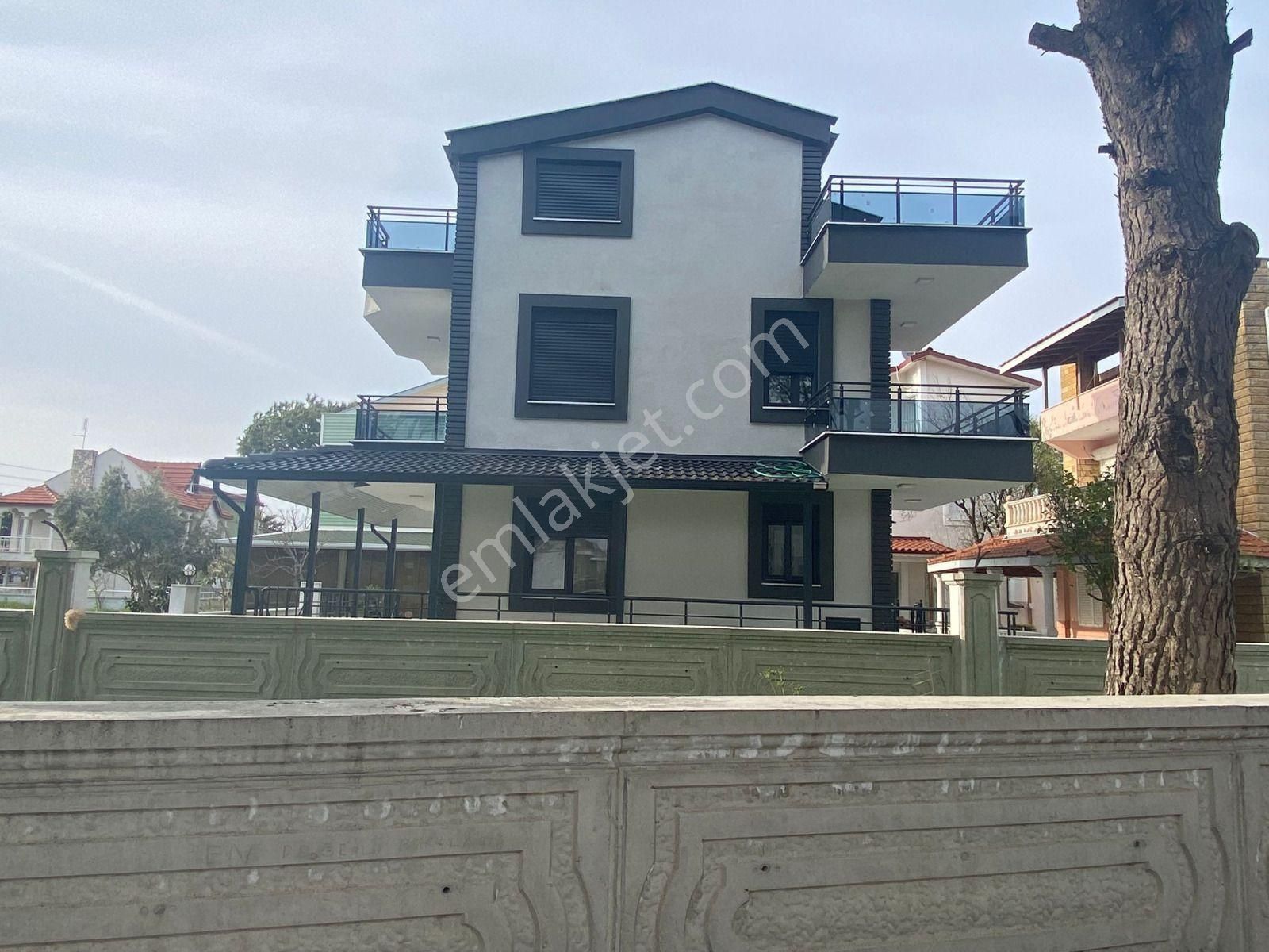 Ayvalık Altınova Satılık Villa  AYVADA'DAN ALTINOVA’DA MÜSTAKİL BAHÇELİ SIFIR LÜKS TRİPLEKS VİLLA