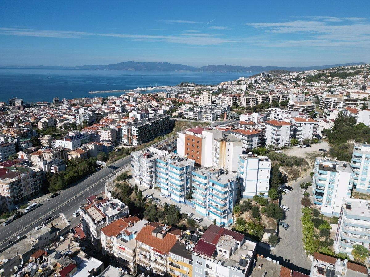 Kuşadası Ege Satılık Daire Kuşadası Ege Mahallesi Denizhan Sitesi'nde Kapanmaz Şehir ve Deniz Manzaralı 2+1 Daire