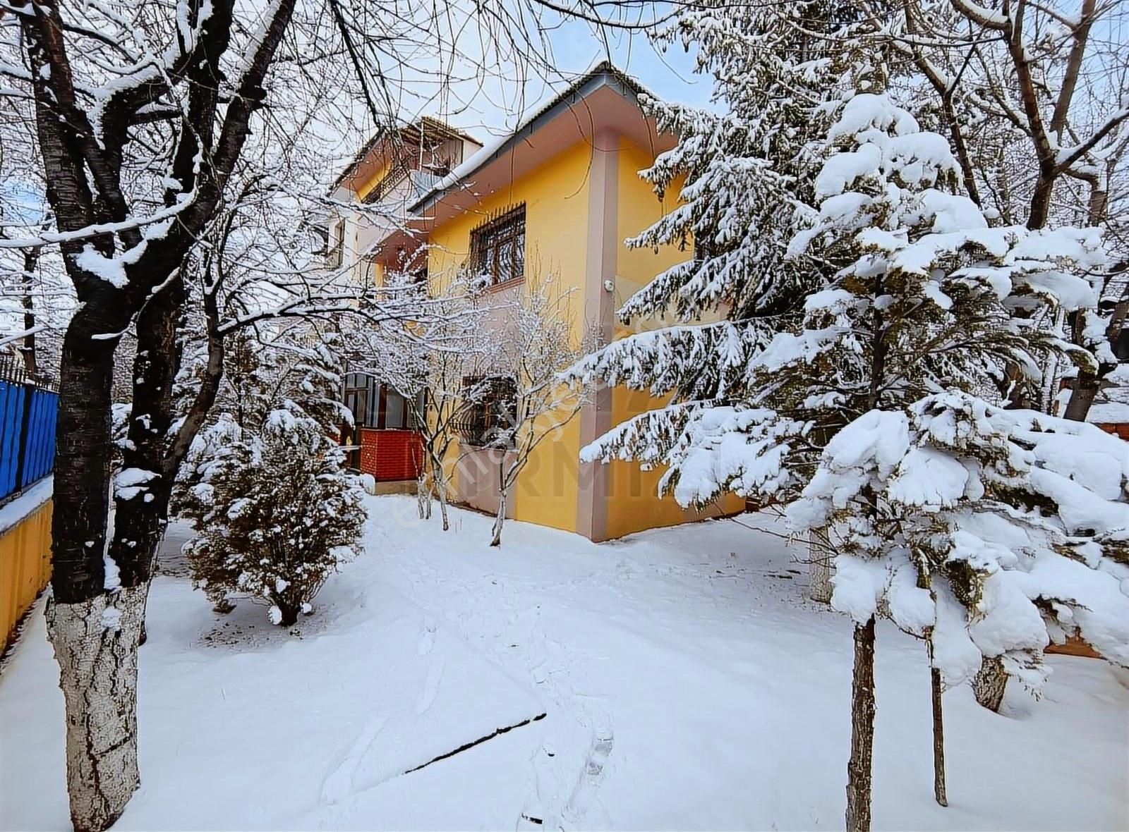 Palandöken Adnan Menderes Satılık Villa Re/max Kırmızı'dan Yıldızkent'te Satılık 5+1 Tripleks Villa