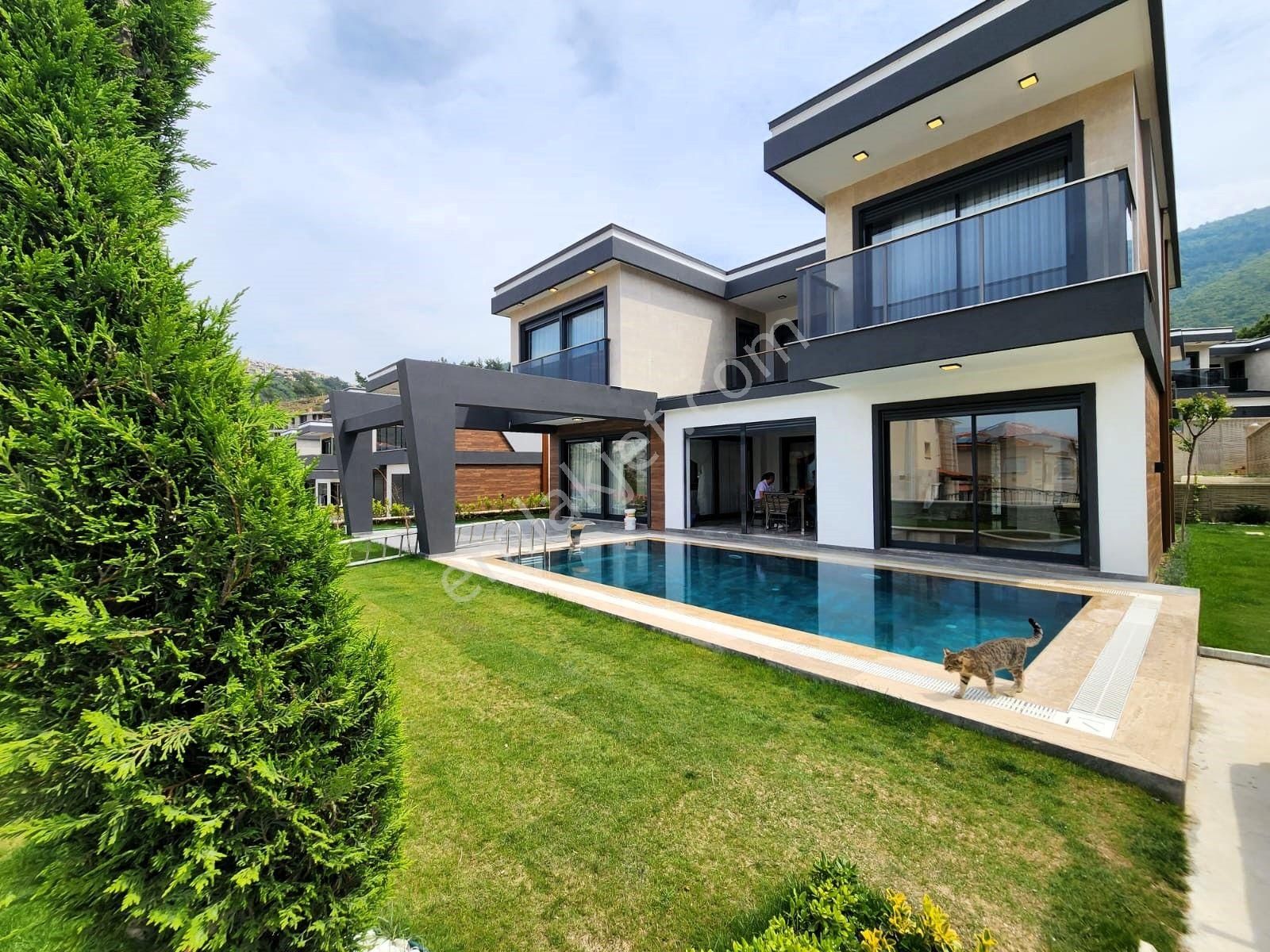Kuşadası Güzelçamlı Satılık Villa  Kuşadası'nda Özel Havuzlu Satılık 4+1 Müstakil Villa