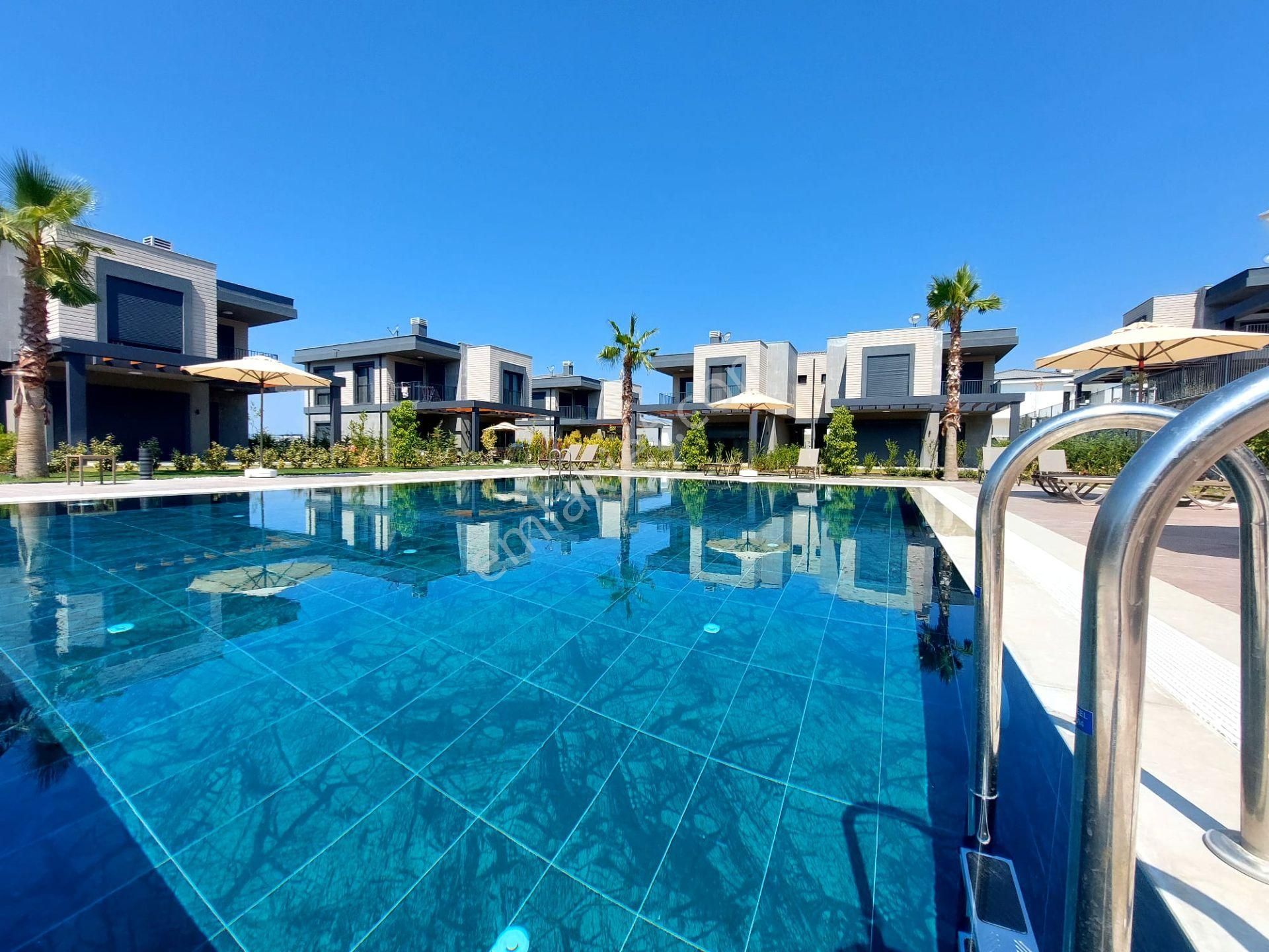 Kuşadası Soğucak Satılık Villa  Kuşadası Soğucak'ta Havuzlu Sitede Satılık 4+1 Villa
