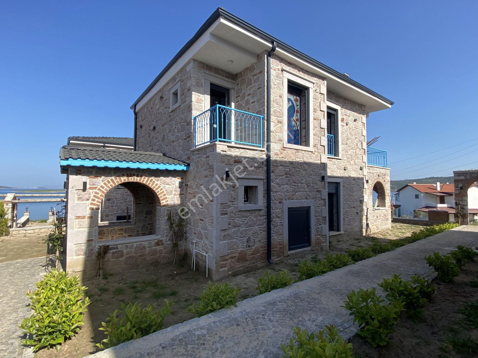 Ayvalık Namık Kemal Satılık Villa BALIKESİR AYVALIK CUNDA DA SATILIK MUHTESEM VİLLA.DENİZE 50 METRE MESAFEDE.