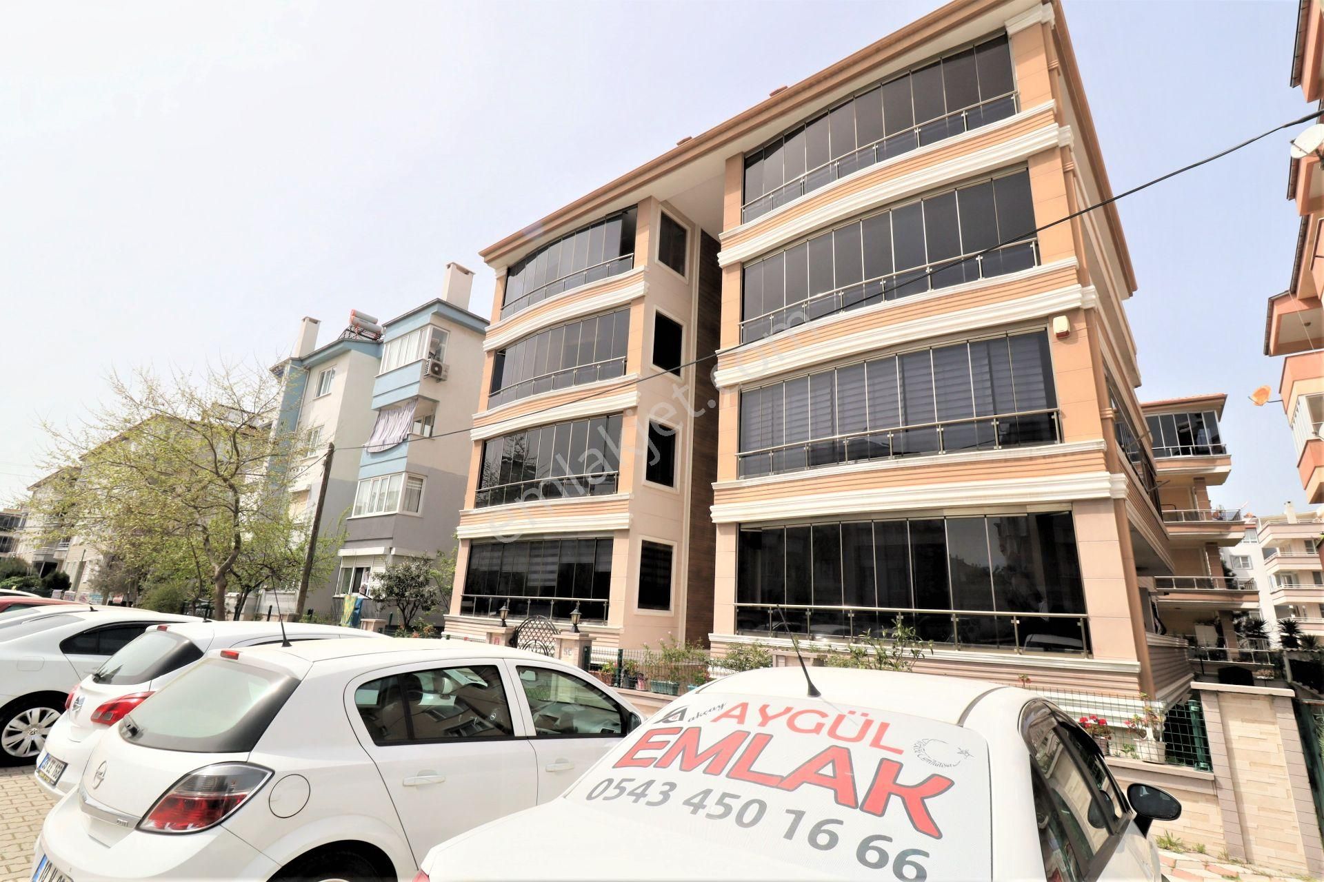 Aygül'den akçay merkez'de yüksek kredi̇li̇ ayri mutfak geni̇ş cam balkonlu asansörlü 3+1 satilik dai̇re