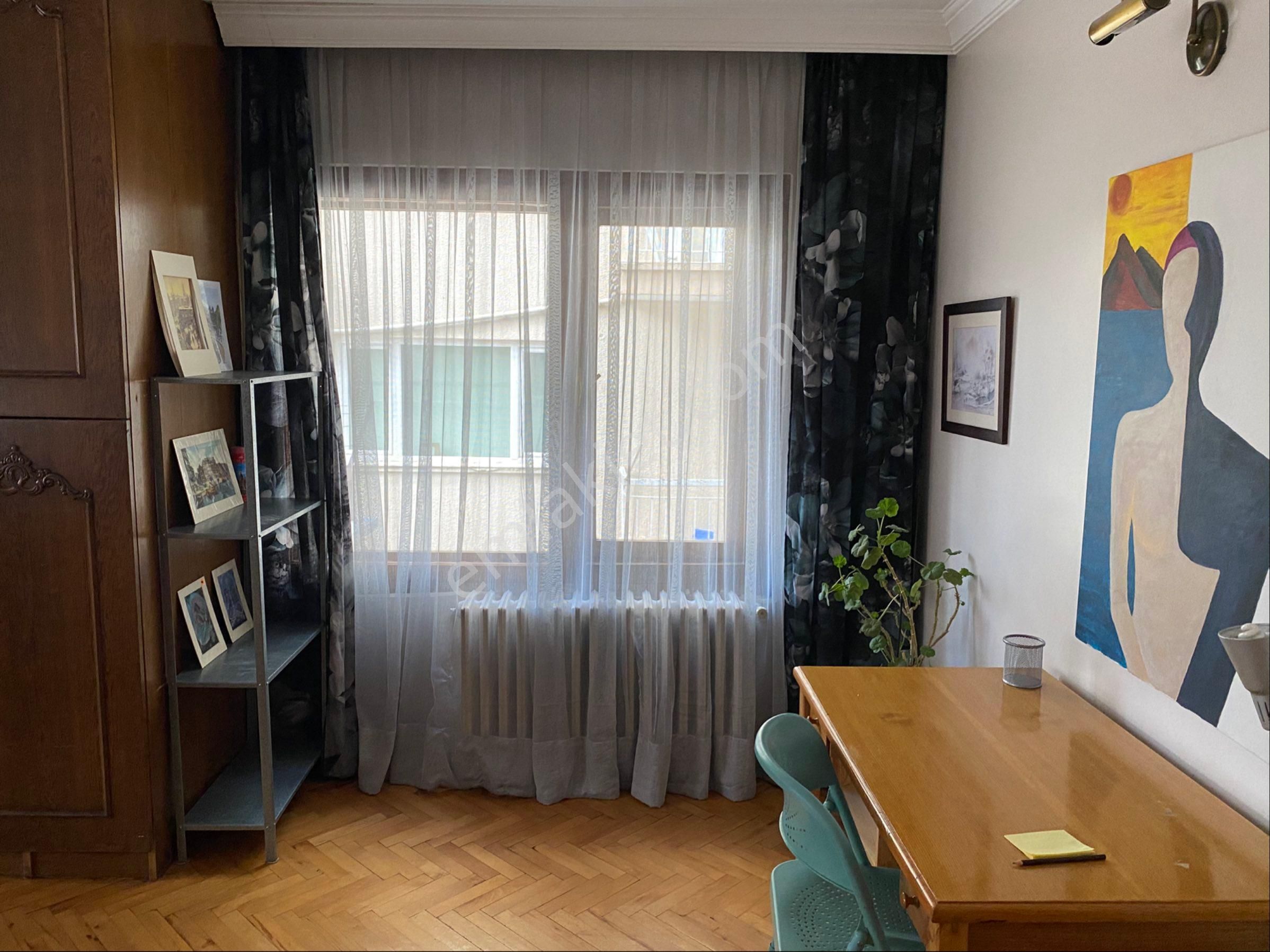 Çankaya Gop Turgutlu Sok.da 1+1 70 M2 Kombili Papazın Bağı Manzaralı Mobilyalı - Görsel 13