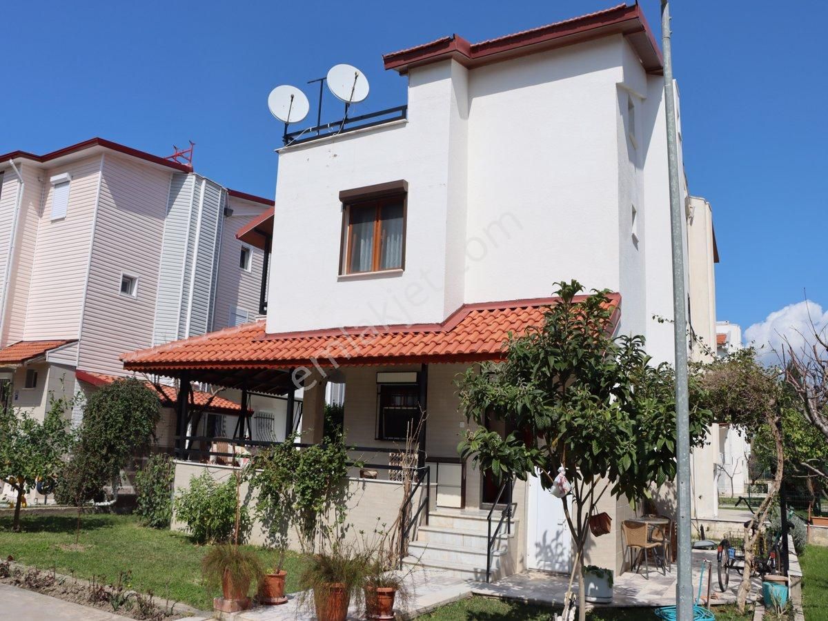 Aydın Kuşadası Boğaz Manzaralı Satılık Villa Kuşadası Sahil Sitelerinde Ferah Bahçeli Villa