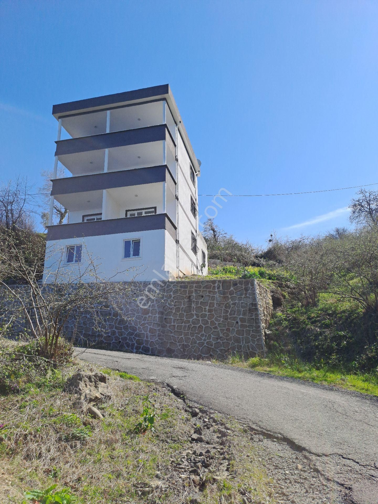 Görele Karaburun Köyü (Camiyanı) Satılık Tarla Giresun Görele Karaburun'da Satılık 4 Katlı Sıfır Ev ve Bahçe