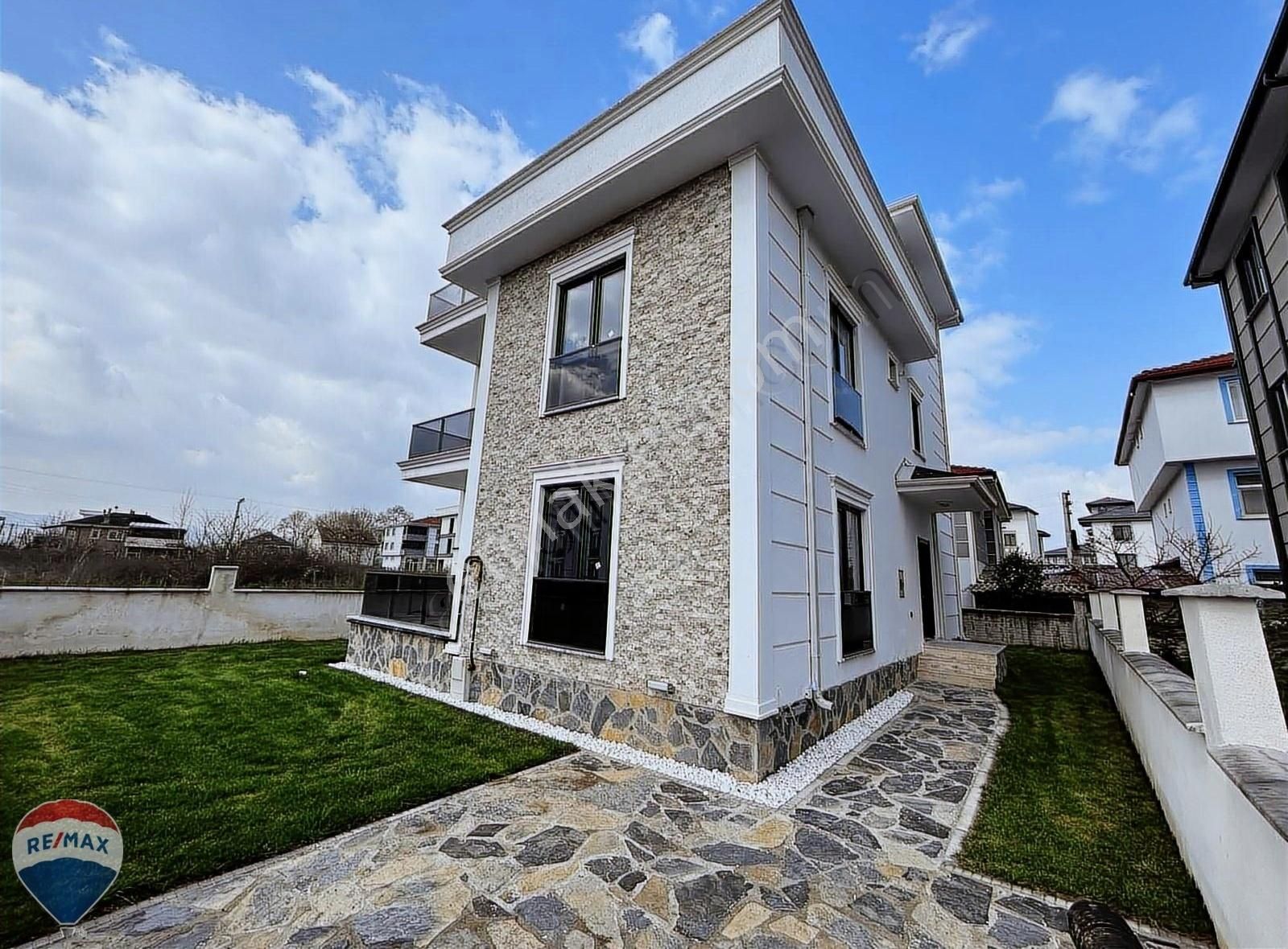Serdivan Yazlık Satılık Villa REMAX YASİN BİLGİN'DEN SERDİVAN YAZLIK MH. 6+1 MÜSTAKİL VİLLA