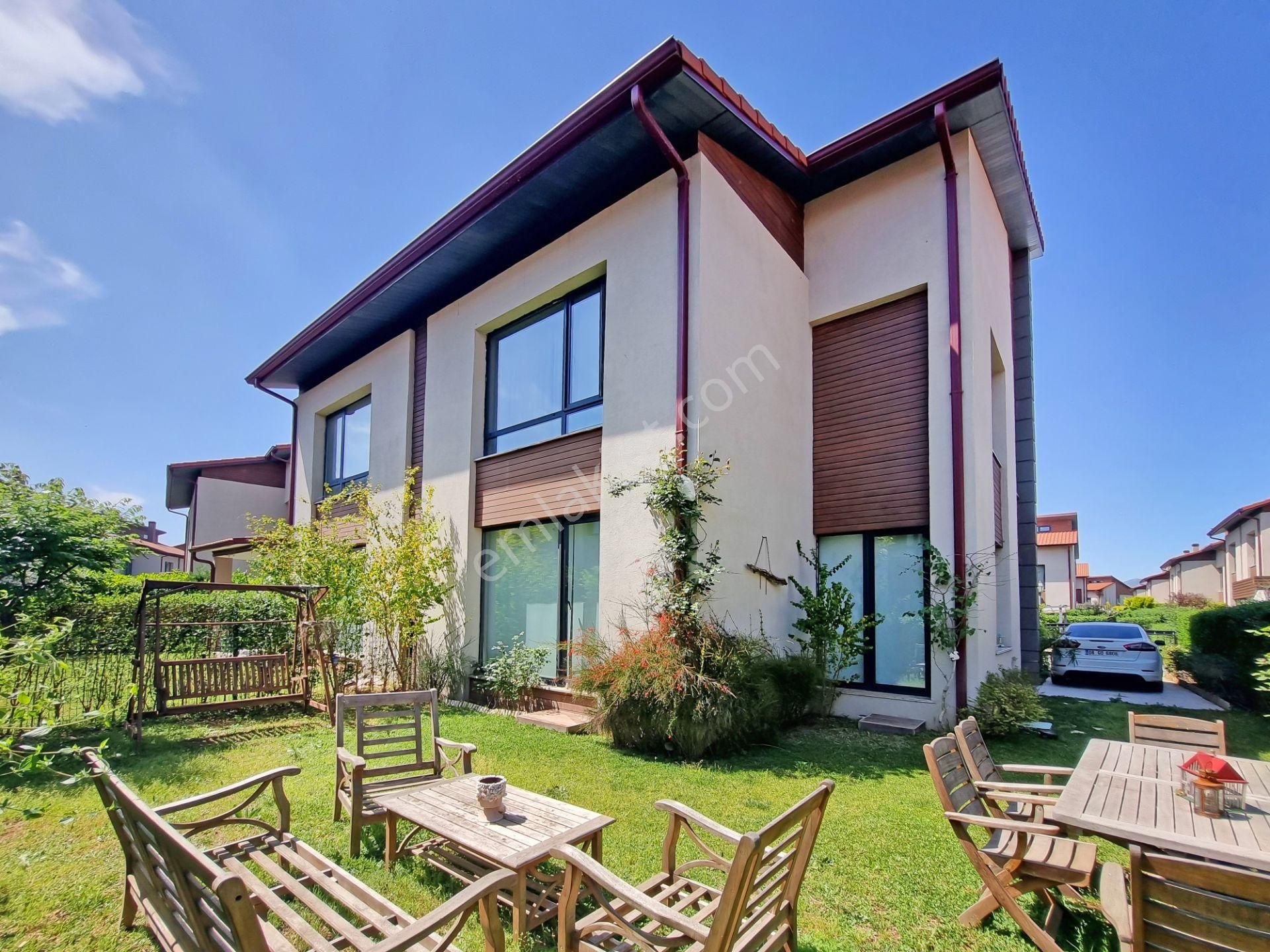 Gökhan Üçgün'den Palm Cıty Modern'de *eşyalı* Trıplex Villa