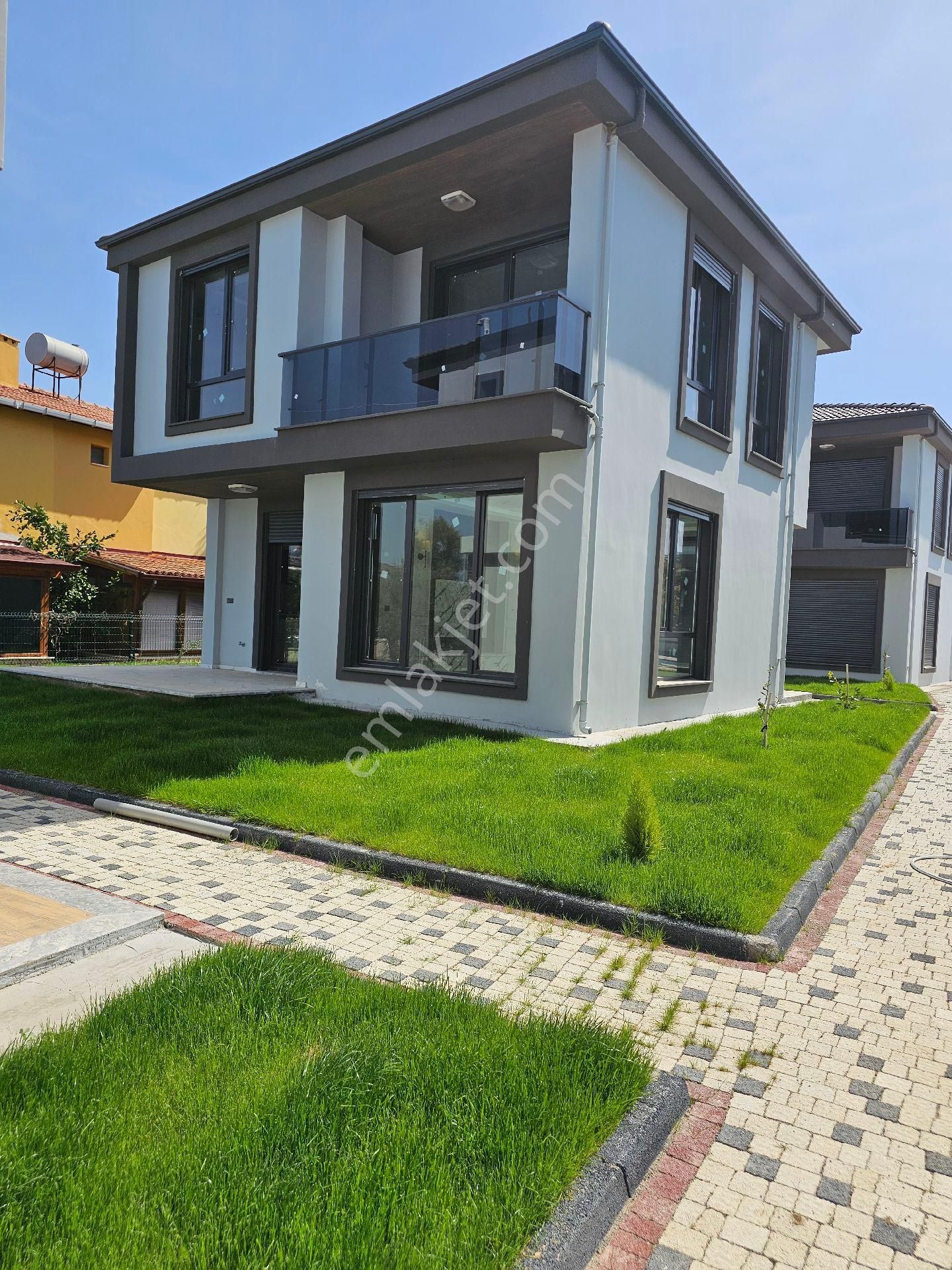 Burhaniye Pelitköy Satılık Villa Burhaniye Pelitköy Sahilde Havuzlu Sitede Sıfır 3+1 Villa