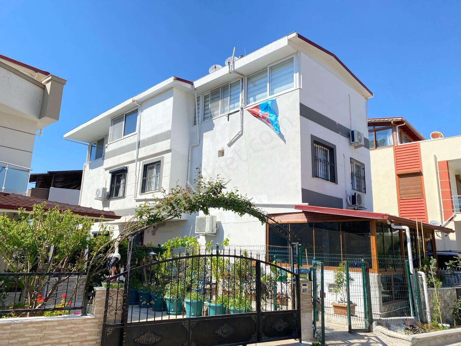 Seferihisar Mersin Alanı Satılık Villa  ÜRKMEZ MERKEZ'de DENİZE YAKIN SATILIK GENİŞ 5+2 TRİPLEKS VİLLA