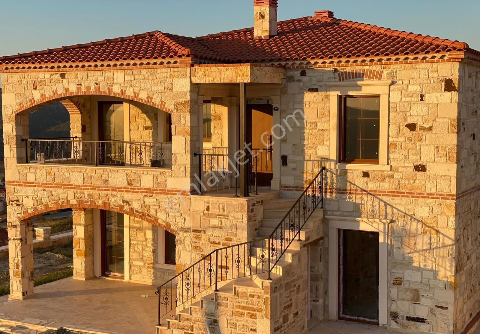 Foça Yenibağarası Satılık Villa  ✨CESSUR EMLAK'TAN İZMİR ESKİ FOÇA'DA MUAZZAM YAPIYA SAHİP SATILIK TAŞ EV VE ARSA