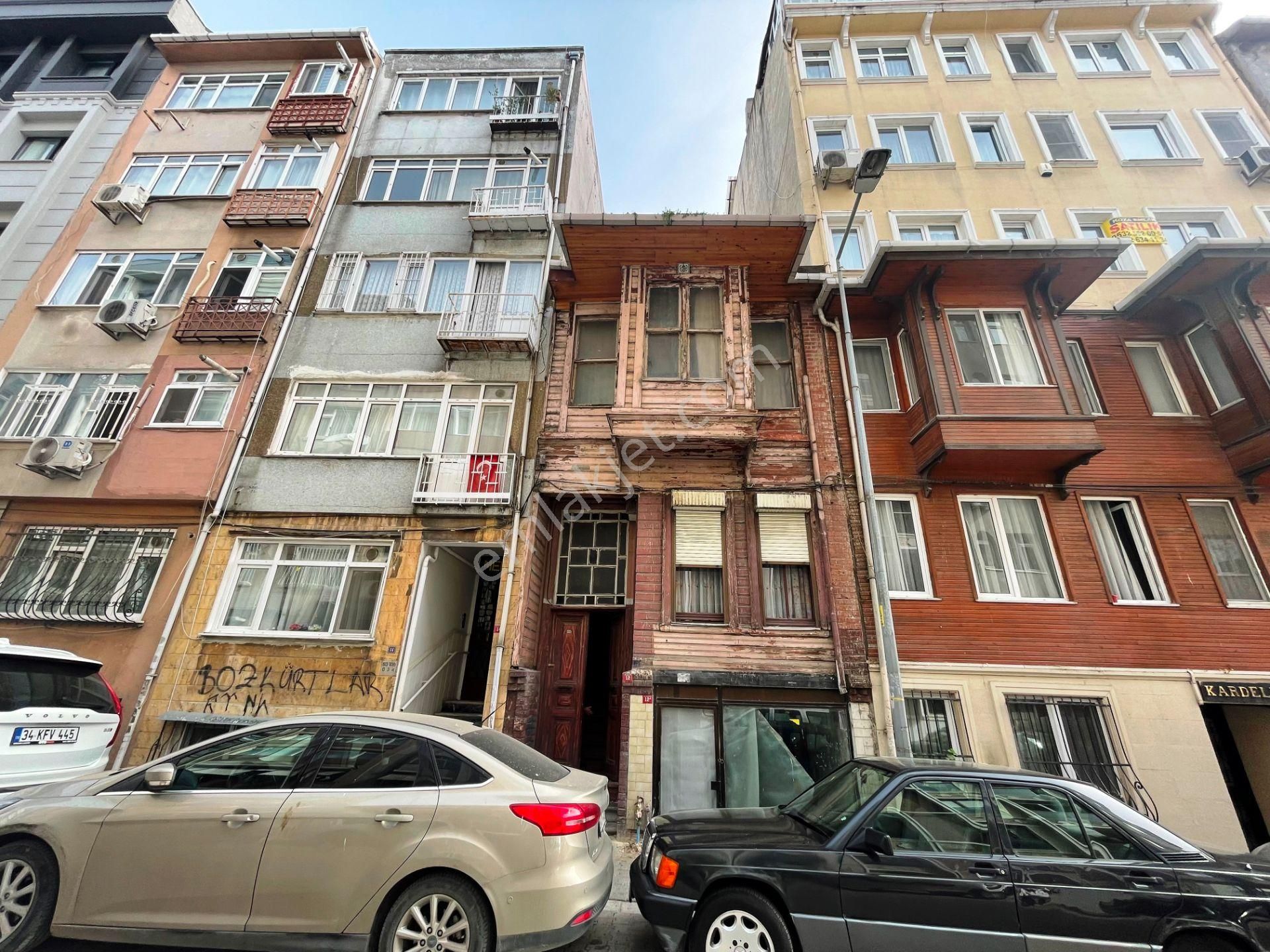 Bakırköy Cevizlik Satılık Müstakil Ev  BAKIRKÖY SAHİLE 1 DAK.3 KATLI 250m2 BAHÇELİ SATILIK MÜSTAKİL EV