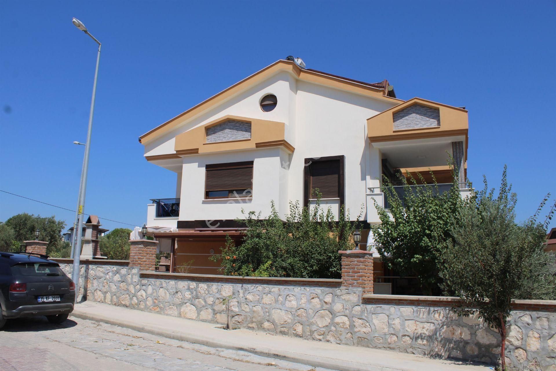 Didim Altınkum Satılık Villa  aydın didim altınkum havuzlu site içinde 4+1 müstakil villa