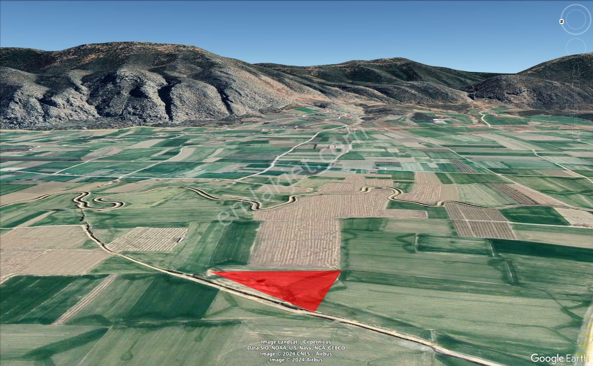 Korkuteli Kemerağzı Satılık Tarla  Kemerağzı değerli Güblü Armut Mevkide 3.726m2 kanalın yanında.