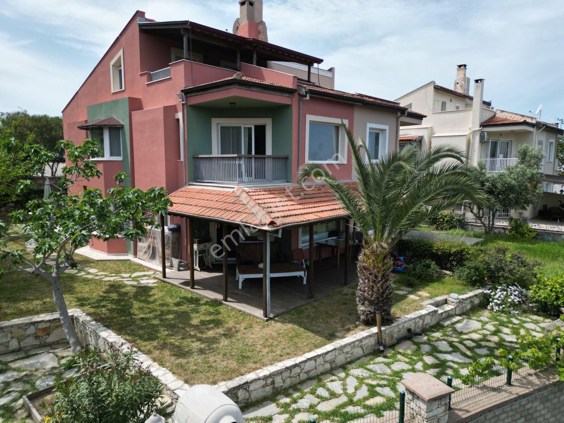 Kuşadası Türkmen Satılık Villa Kuşadası Adalılar Sitesinde,Geniş Bahçeli Muhteşem Villa