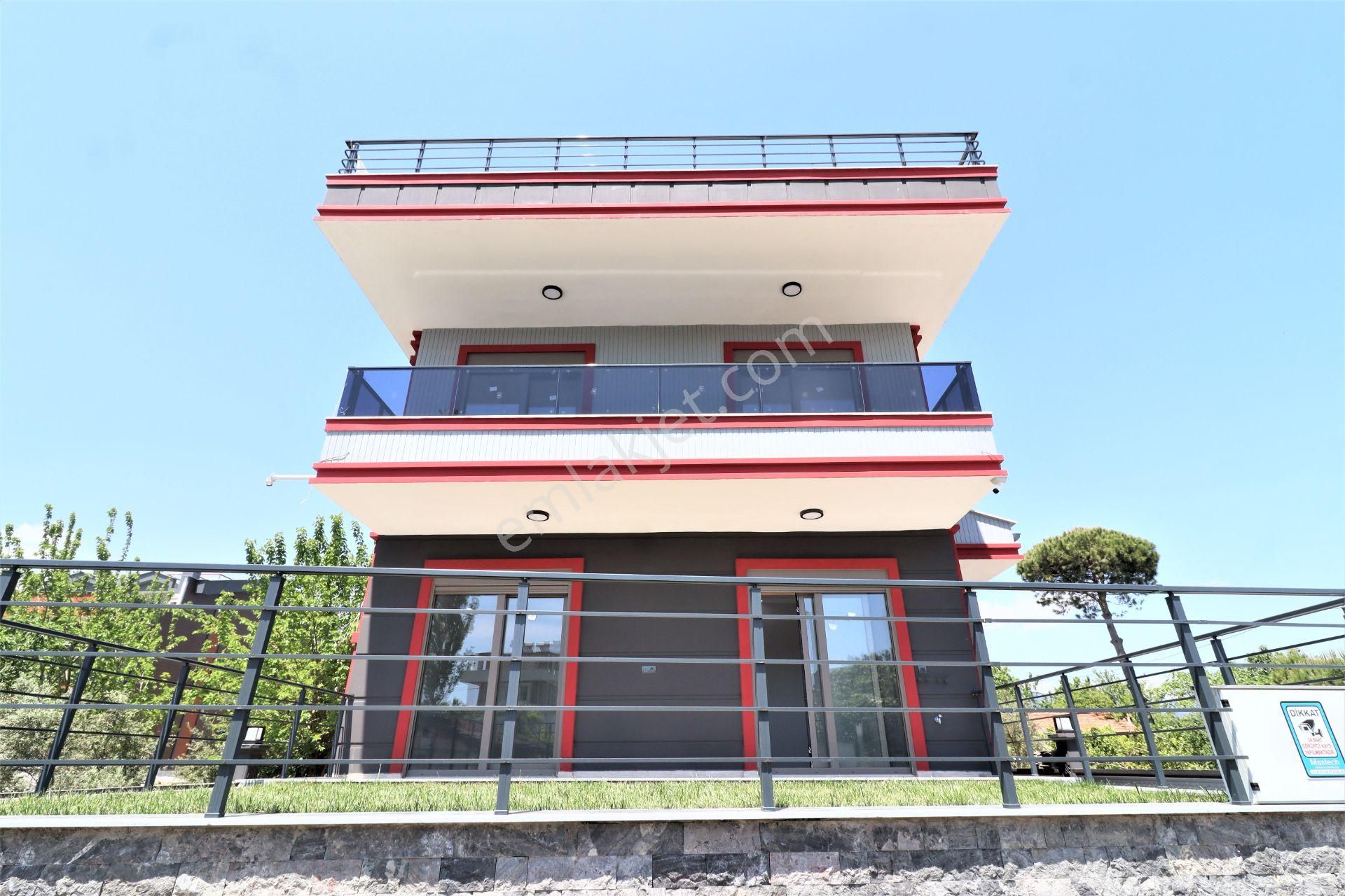 Aygül'den akçay'da çi̇ft mutfakli bahçeli̇ kapali otoparkli terasli sifir 4+1 satilik tri̇pleks vi̇lla