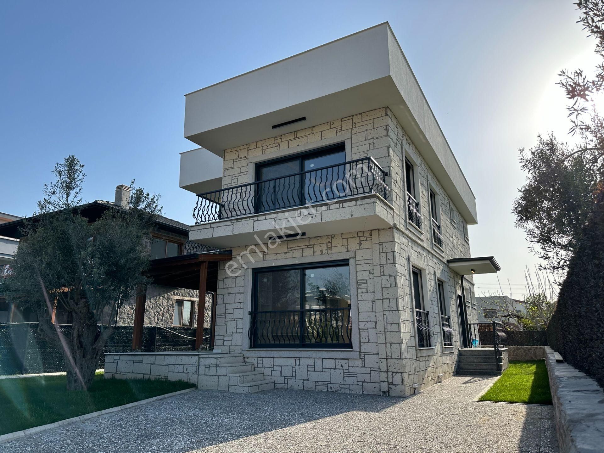 Menemen Yayla Satılık Villa  Emiralem Satılık 4+1 Villa Geniş Bahçeli Özel Tasarım