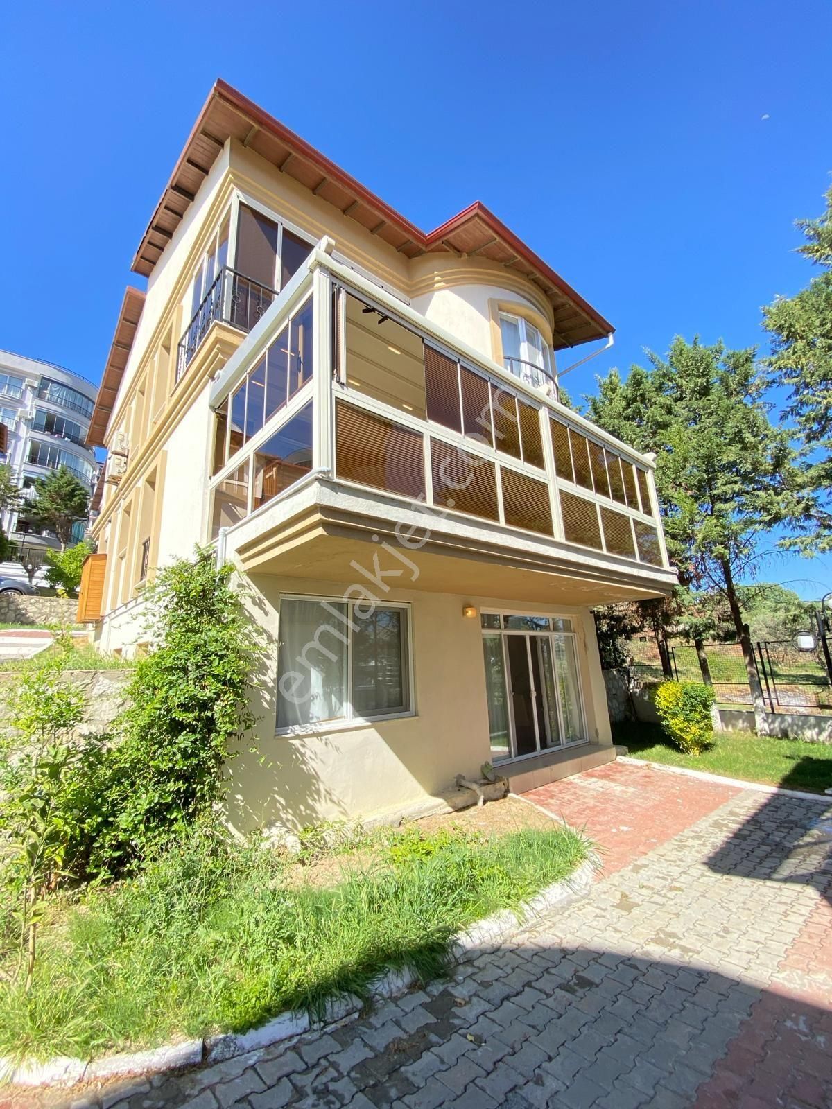 Kuşadası Kadınlar Denizi Satılık Villa NEZİH HAVUZLU SİTEDE  5+2 SATILIK TRİPLEKS 