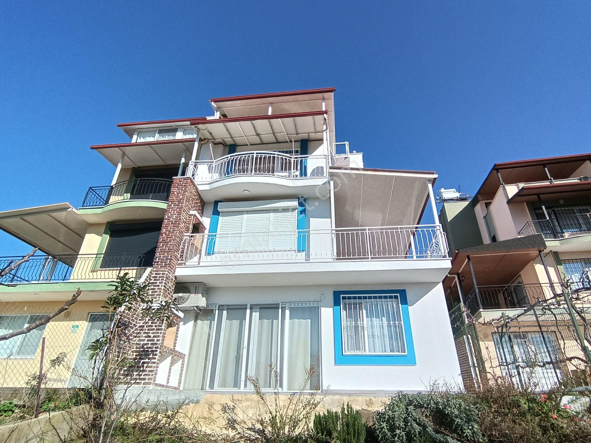 Kuşadası Güzelçamlı Satılık Villa  KUŞADASI GÜZELÇAMLI KAYNAKKENTTE 180 M2 SATILIK 5+2 TRİPLEKS LÜKS VİLLA