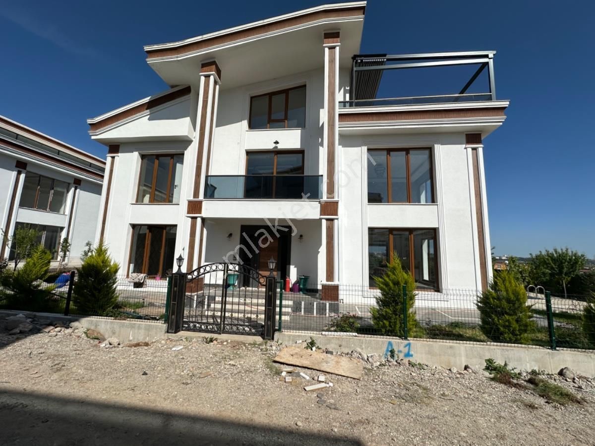 Yenişehir Dönümlü Satılık Villa BEYAZ SARAY VİLLALARINDA SATILIK 6+1 TRİPLEKS