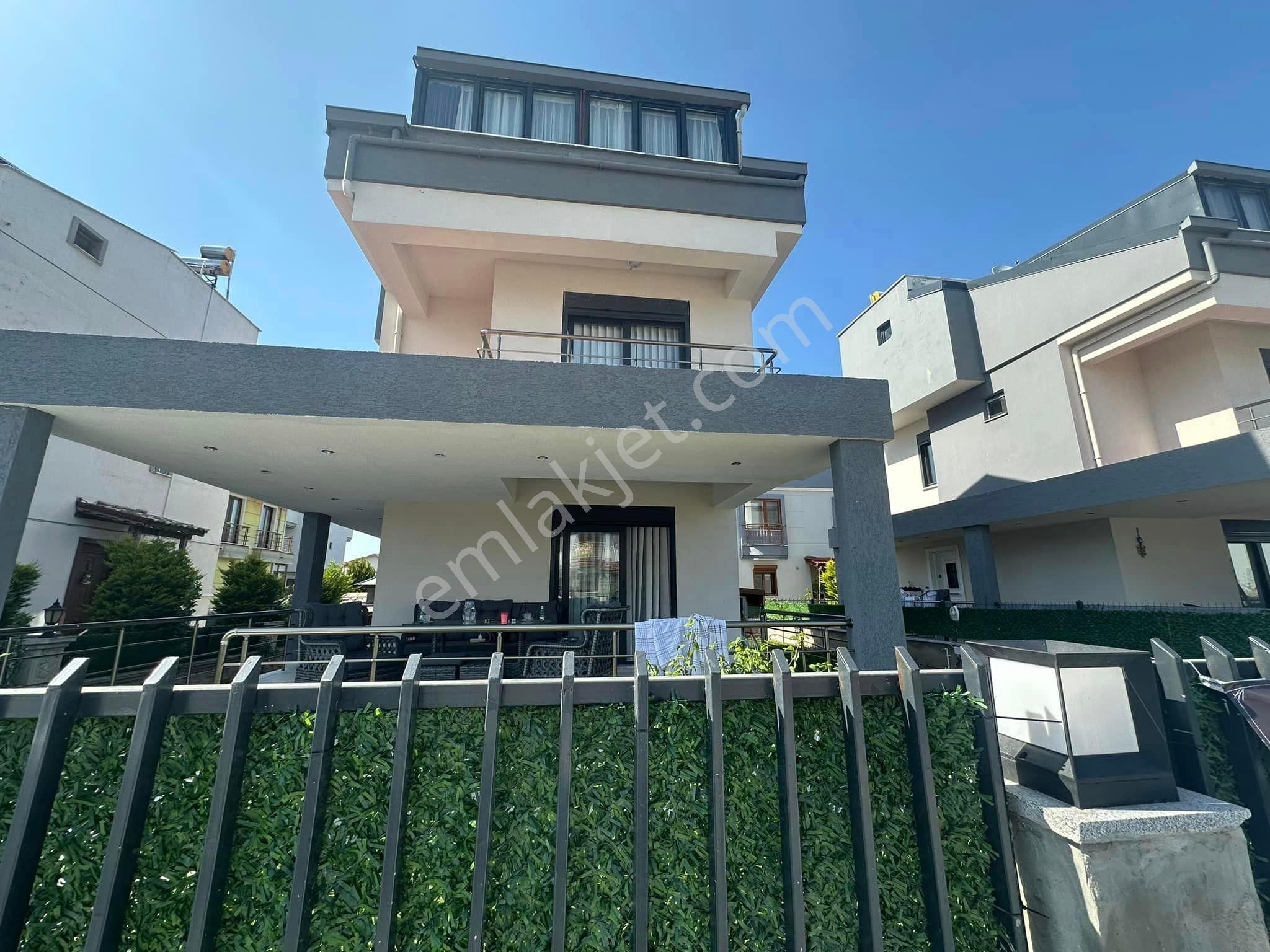 Dikili Cumhuriyet Satılık Villa  OKTAY GAYRİMENKUL'DEN DİKİLİ ÇETİN EMEÇ CADDESİNDE SATILIK VİLLA