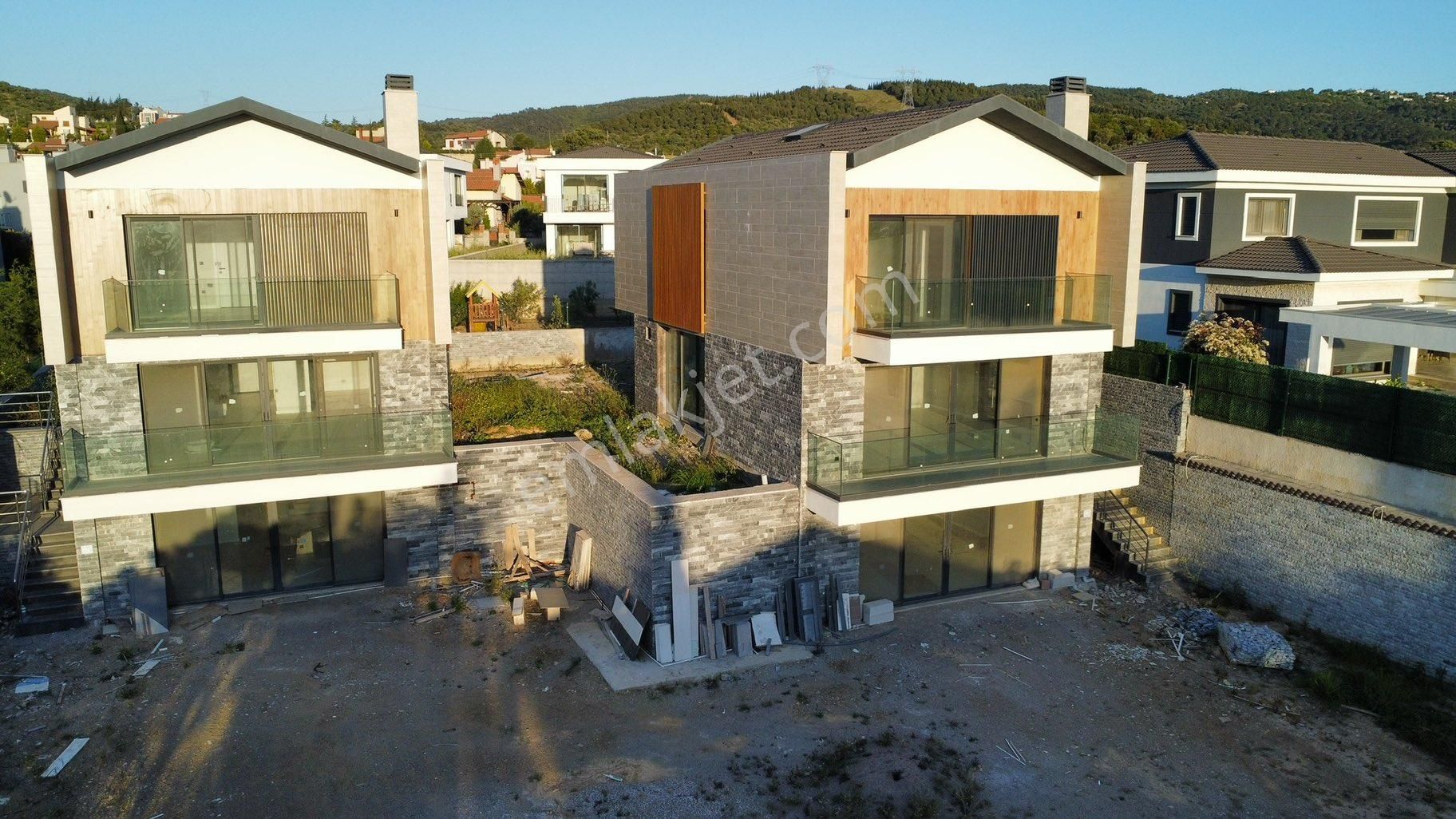 Urla Bademler Satılık Villa URLA BADEMLER'DE HEKİM KÖY SİTESİNDE SATILIK ASANSÖRLÜ TRİBLEX VİLLA
