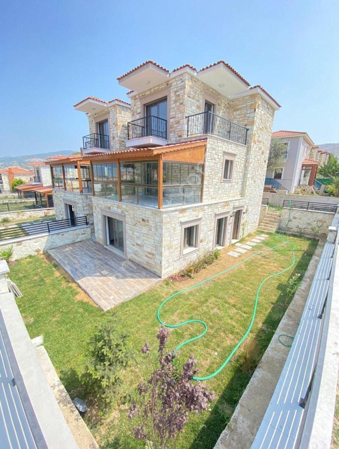 Foça Atatürk Satılık Villa Foça Atatürk Mah Yeni Müstakil Taş Triplex