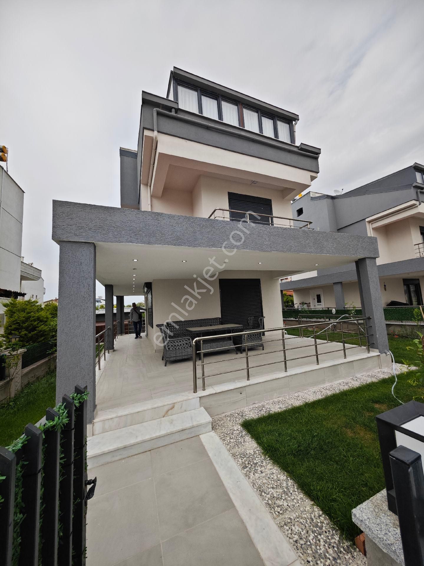 Dikili Cumhuriyet Satılık Villa DİKİLİ ÜMMETOĞLU'NDAN 4+1 TEK'NİZAM ULTRA LÜKS TRİPLEKS 200 m2 BAHÇELİ VİLLA