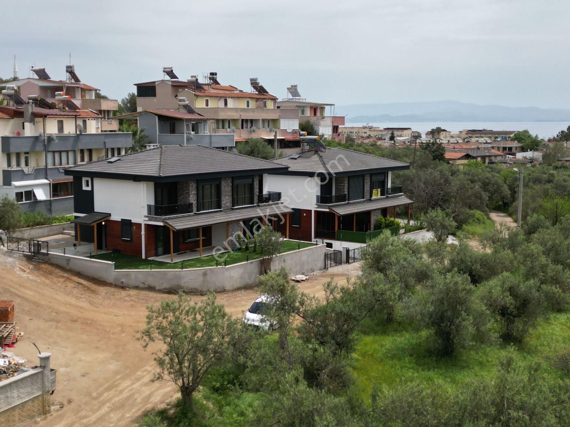 Edremit Altınoluk Satılık Villa Altınoluk İlkbahar'dan Narlı'da Yeşilliğin İçinde Denize Yakın Huzurlu Bahçeli Garajlı Villa