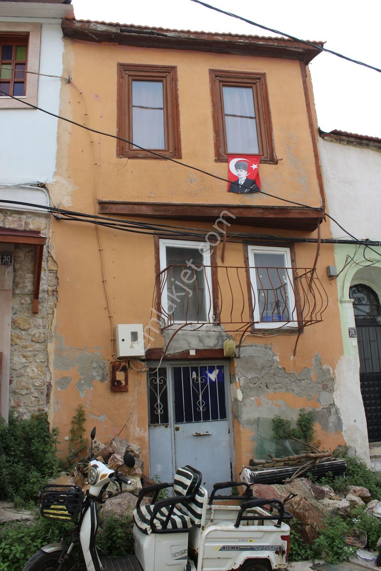 Ayvalık Hamdibey Satılık Müstakil Ev  AYVADA'DAN AYVALIK MERKEZ'DE  GENİŞ BAHÇELİ 2 KATLI TAŞ EV