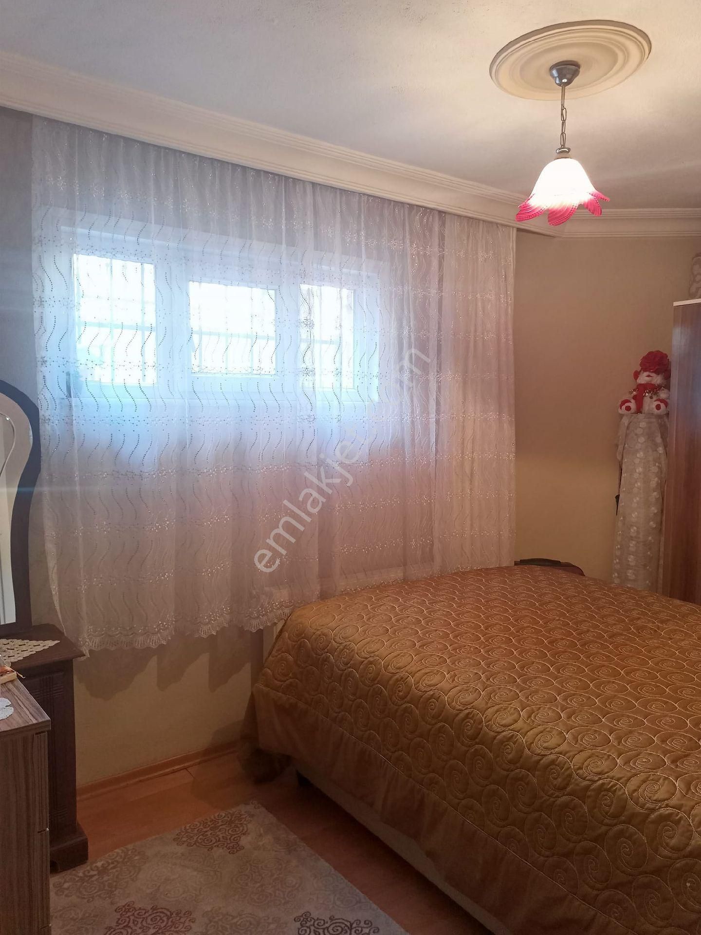 Küçükçekmece Kanarya Satılık Daire ARI EMLAKTAN SATILIK 2t1 90m2 DAİRE 