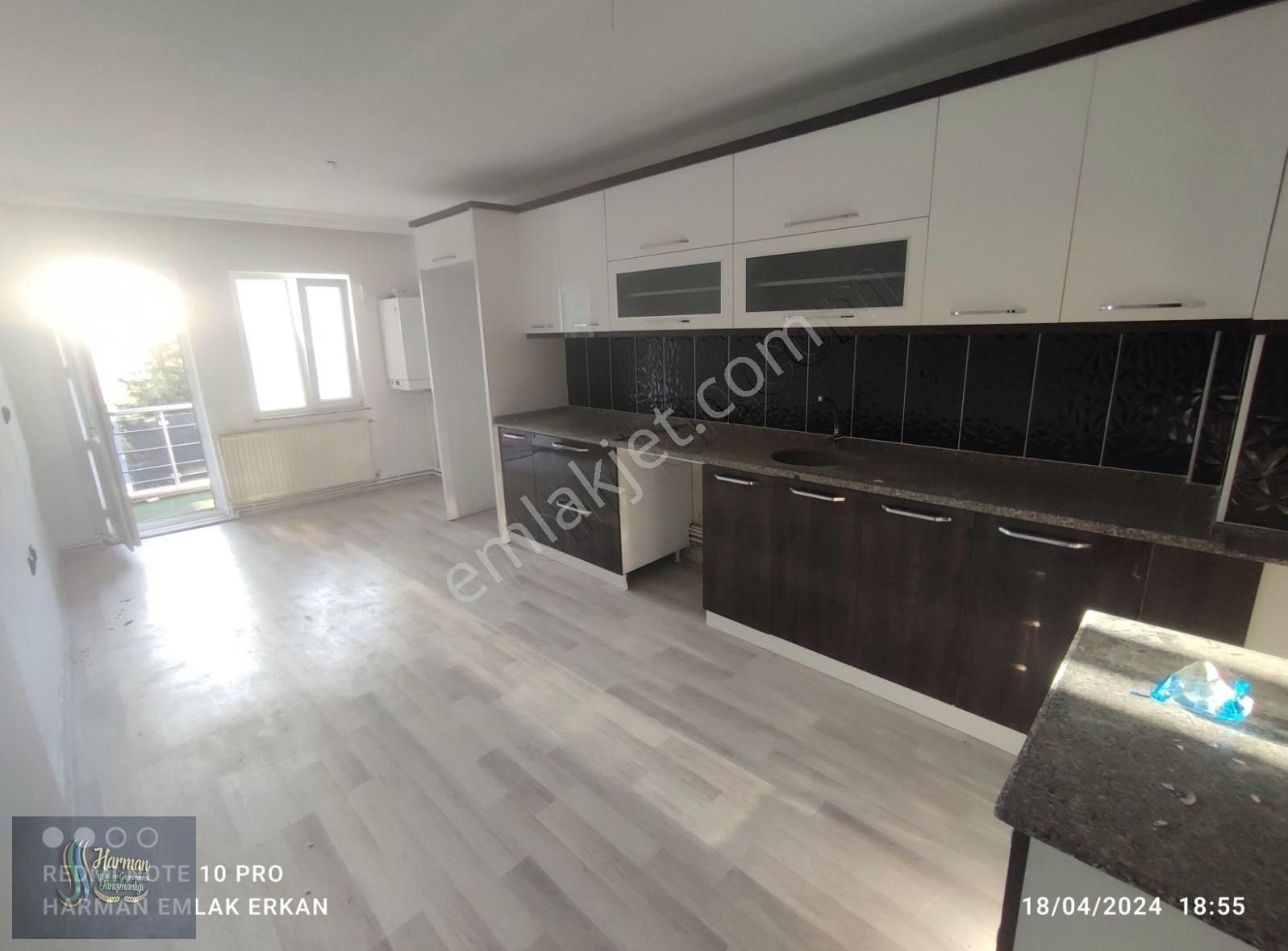 Uşak Merkez Kurtuluş Satılık Daire ÖĞRETMEN EVİ KARŞISINDA ARA KAT MASRAFSIZ 4+1 DAİRE