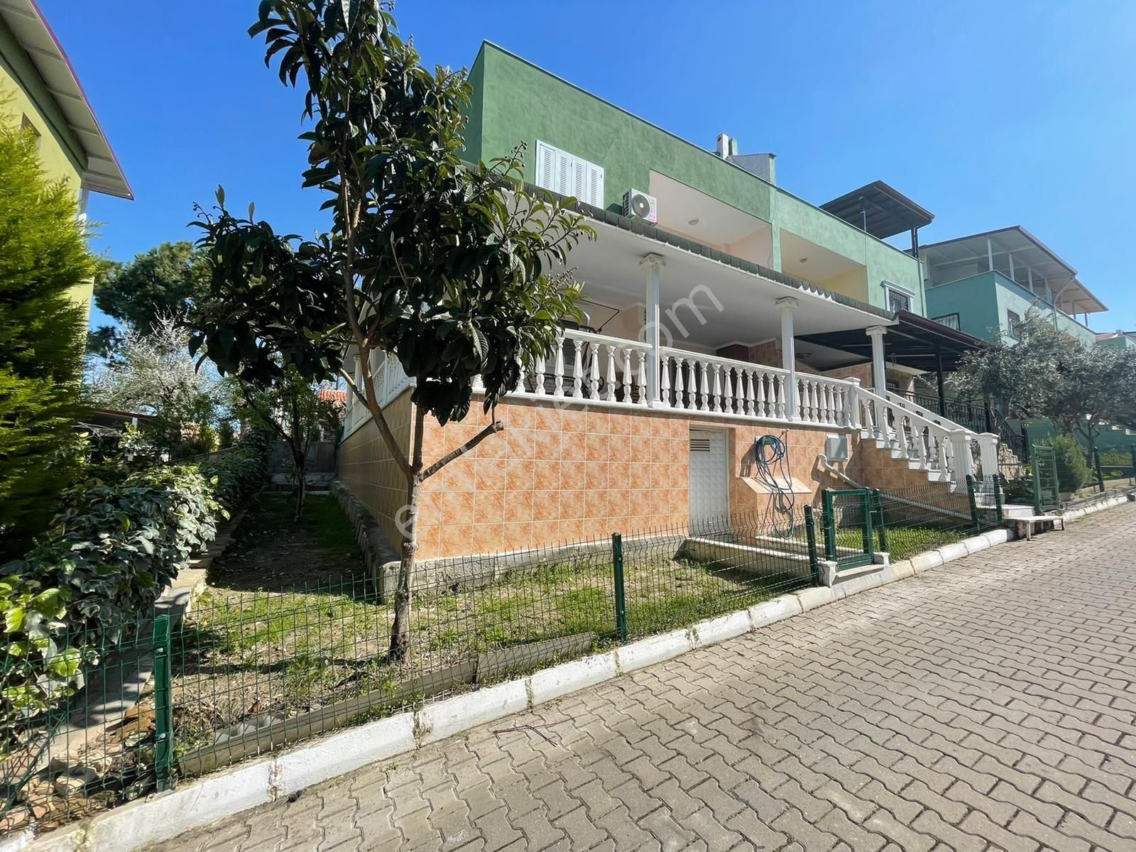 Kuşadası Soğucak Satılık Villa KUŞADASI SOĞUCAK YOLUNDA ORTAK HAVUZLU SİTEDE 5+1 BAKIMLI VİLLA 