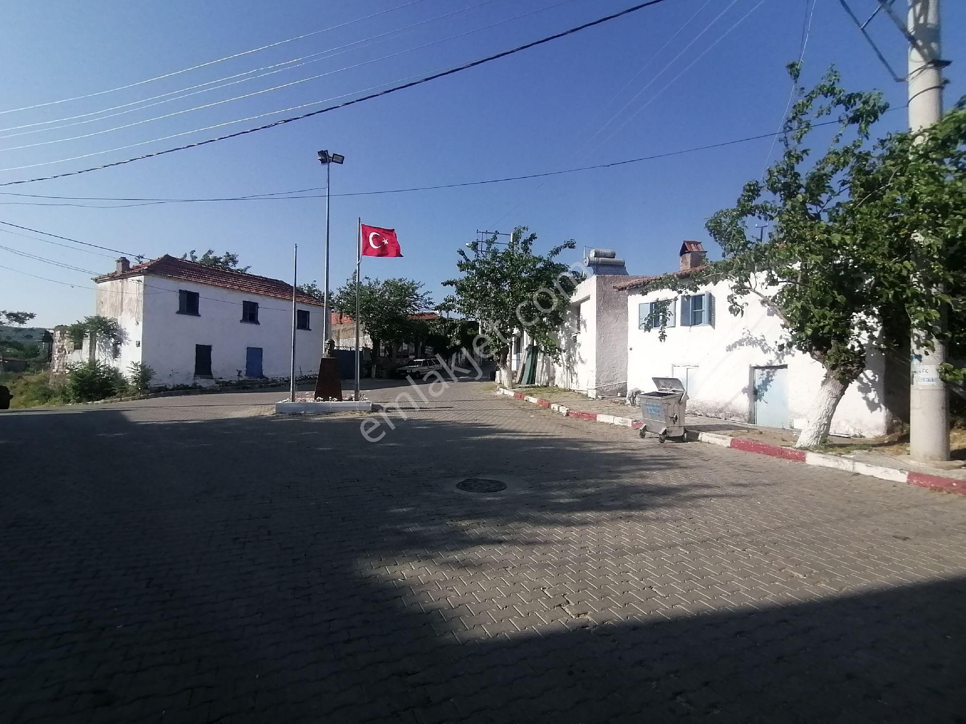 Menderes Akçaköy Satılık Köy Evi İzmir Menderes Akçaköy Merkez de Satılık Ev ve 2 Dükkan 
