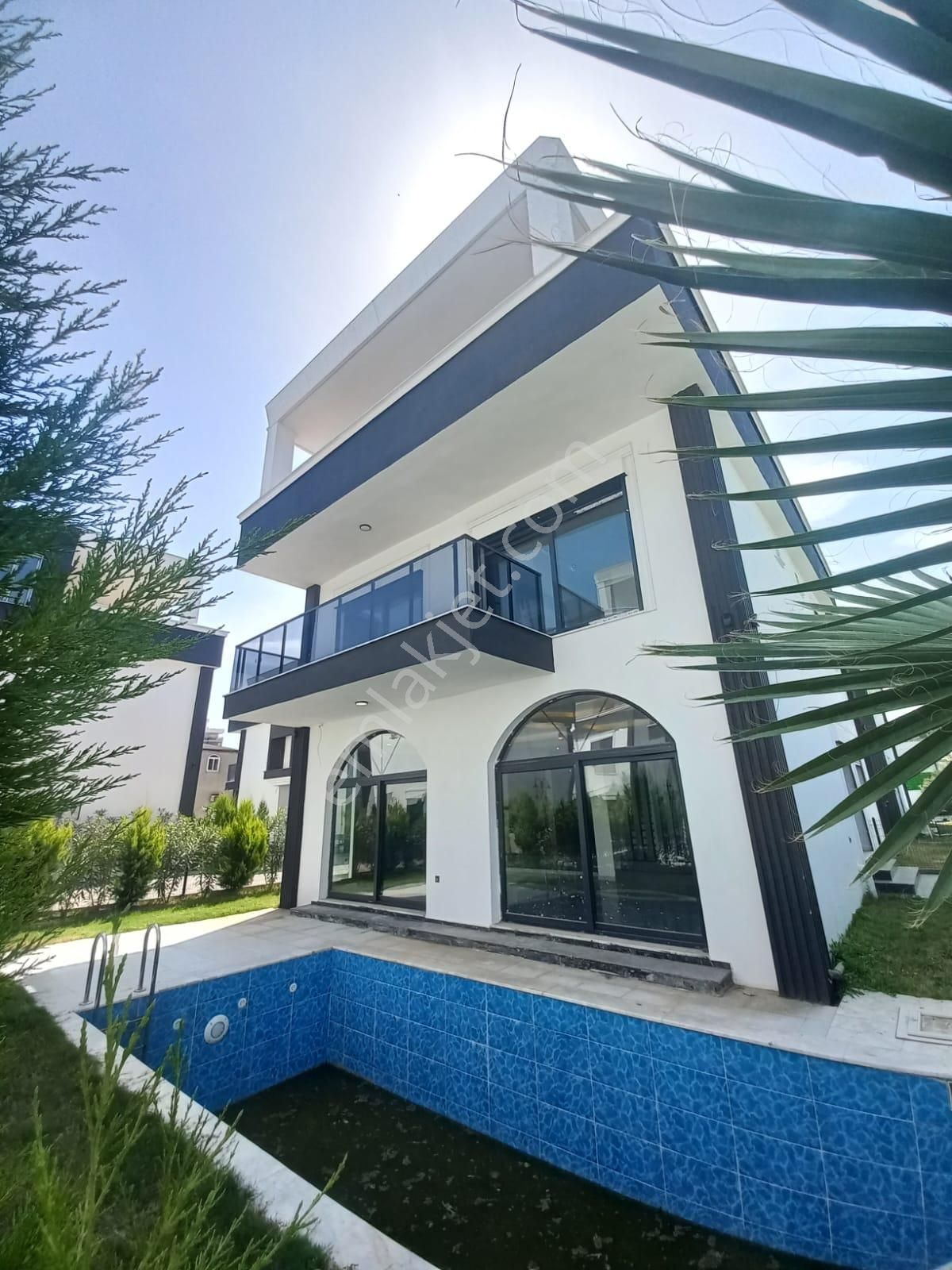 Nazilli Dallıca Satılık Villa  NAZİLLİ'DE ÖZEL PEYZAJLI VE HAVUZLU SATILIK TRİPLEKS VİLLA