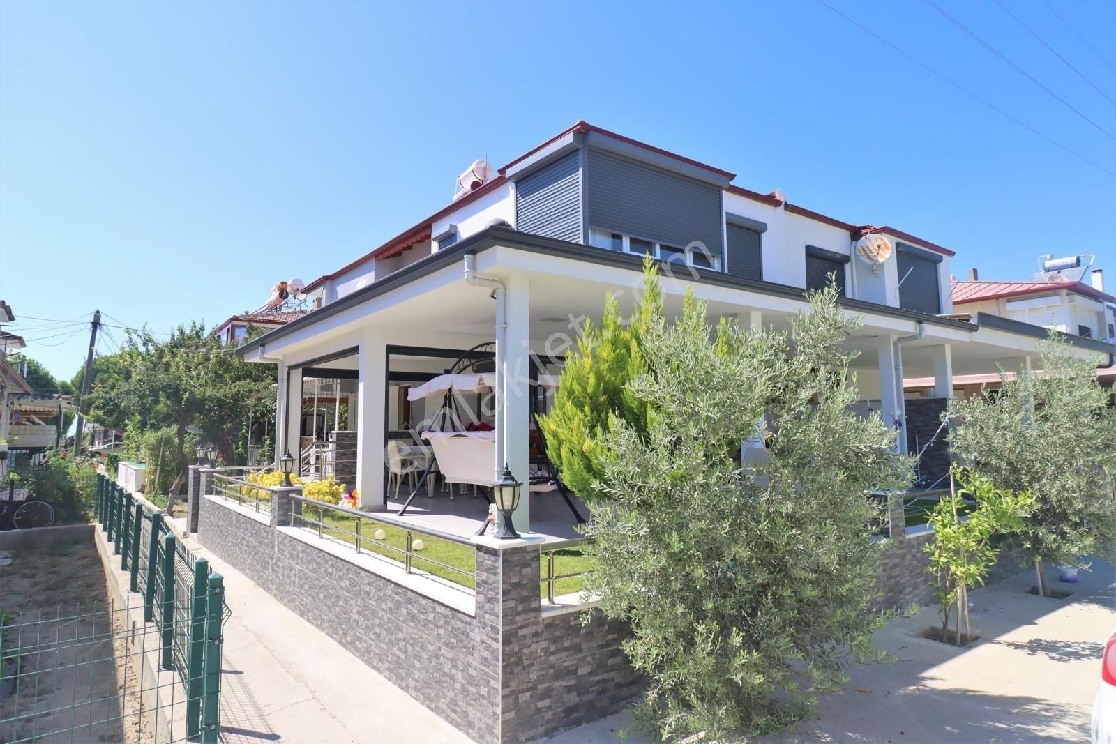 Kuşadası Kadıkalesi Satılık Villa KUSADASI SAHIL SITELERINDE HARIKA BIR SITEDE COK BAKIMLI MASRAFSIZ KOMPLE ESSALI SATILIK VILLA!