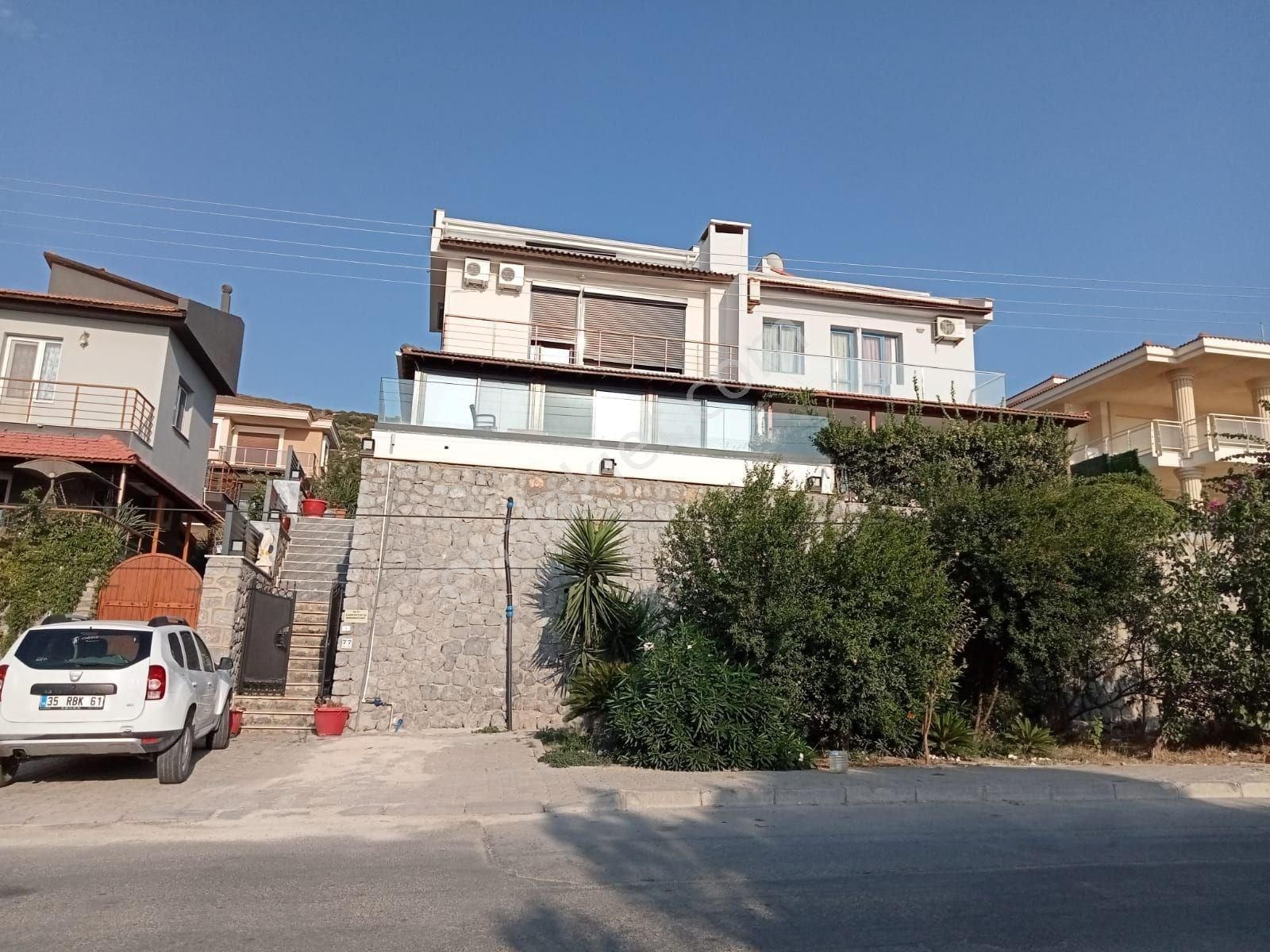 Çeşme Çiftlik Satılık Villa ÇEŞME ÇİFTLİKKÖY'DE DENİZ MANZARALI SATILIK VİLLA