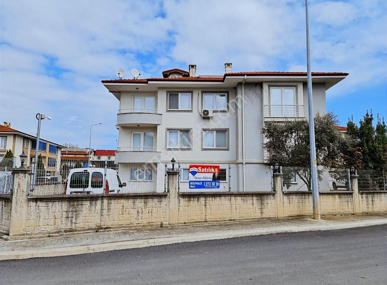 Serdivan Arabacıalanı Satılık Daire REMAX MAVİ'DEN AGORA AVM'YE 400 METRE, FERAH, GARAJLI 4+1 DAİRE