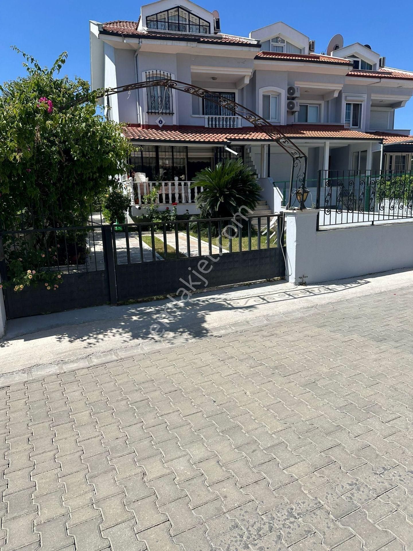 Marmaris Armutalan Satılık Villa MÜJGAN EMLAKTAN ARMUTALAN MERKEZDE KÖŞE KONUM 4 KATLI İKİZ VİLLA