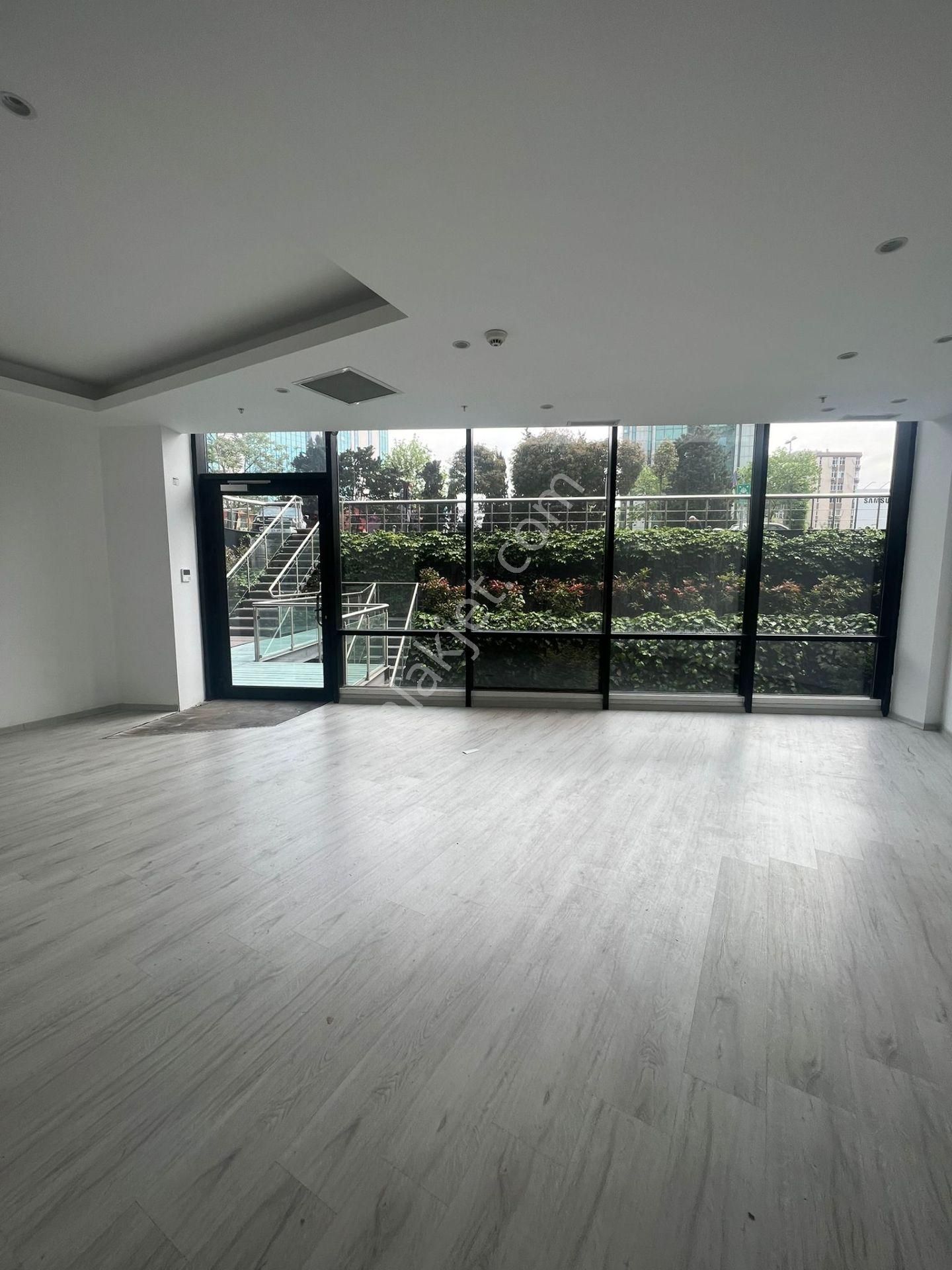 İstanbul Beşiktaş Kiralık Plaza Katı  Levent Apa Giz Plaza'da 1250 m2 Dekorasyonlu Kiralık Ofis Katı