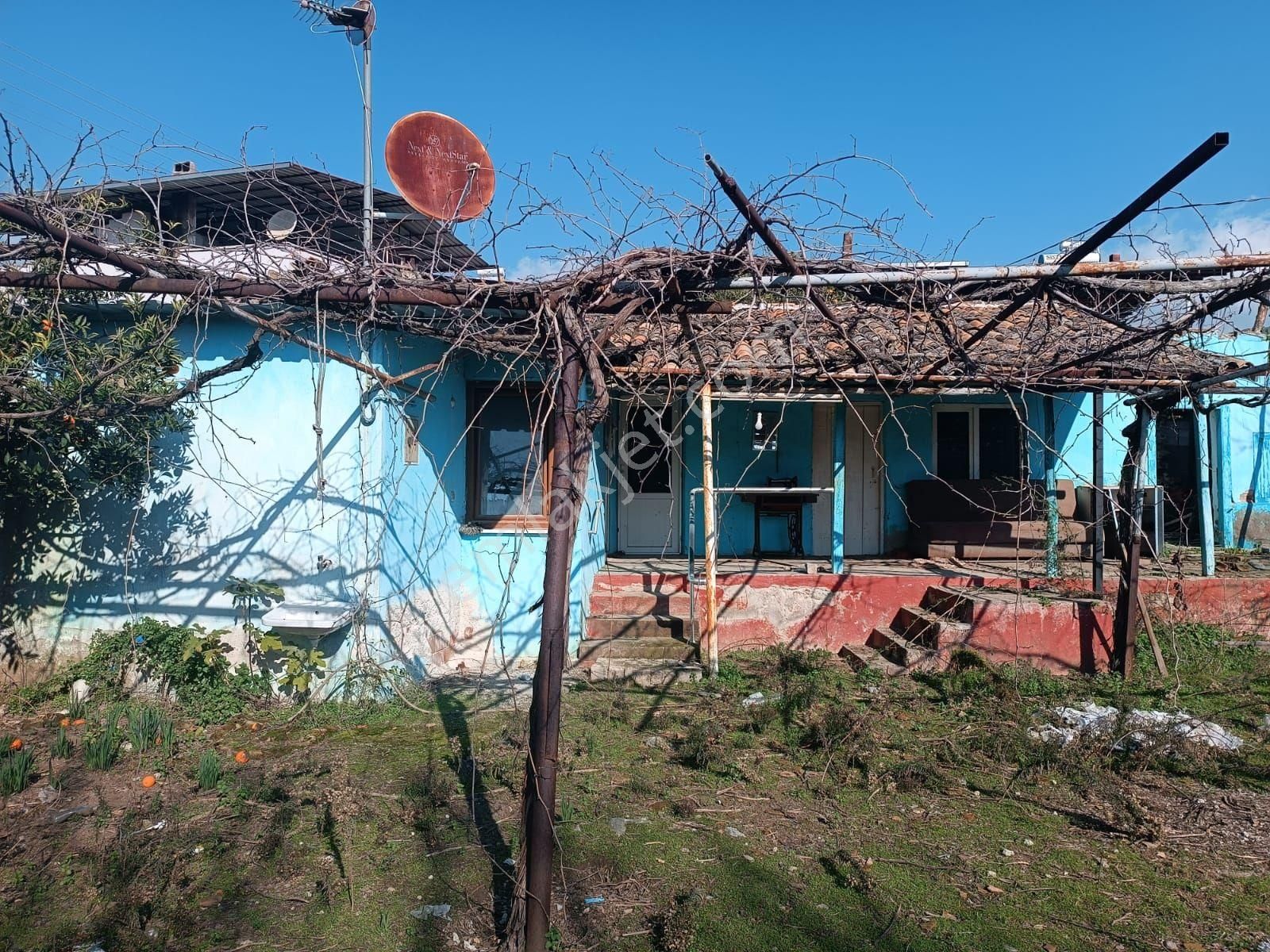 Efeler Umurlu Satılık Köy Evi 570 metrekare içerisinde 2 odalı kerpiç evi bulunan arsa