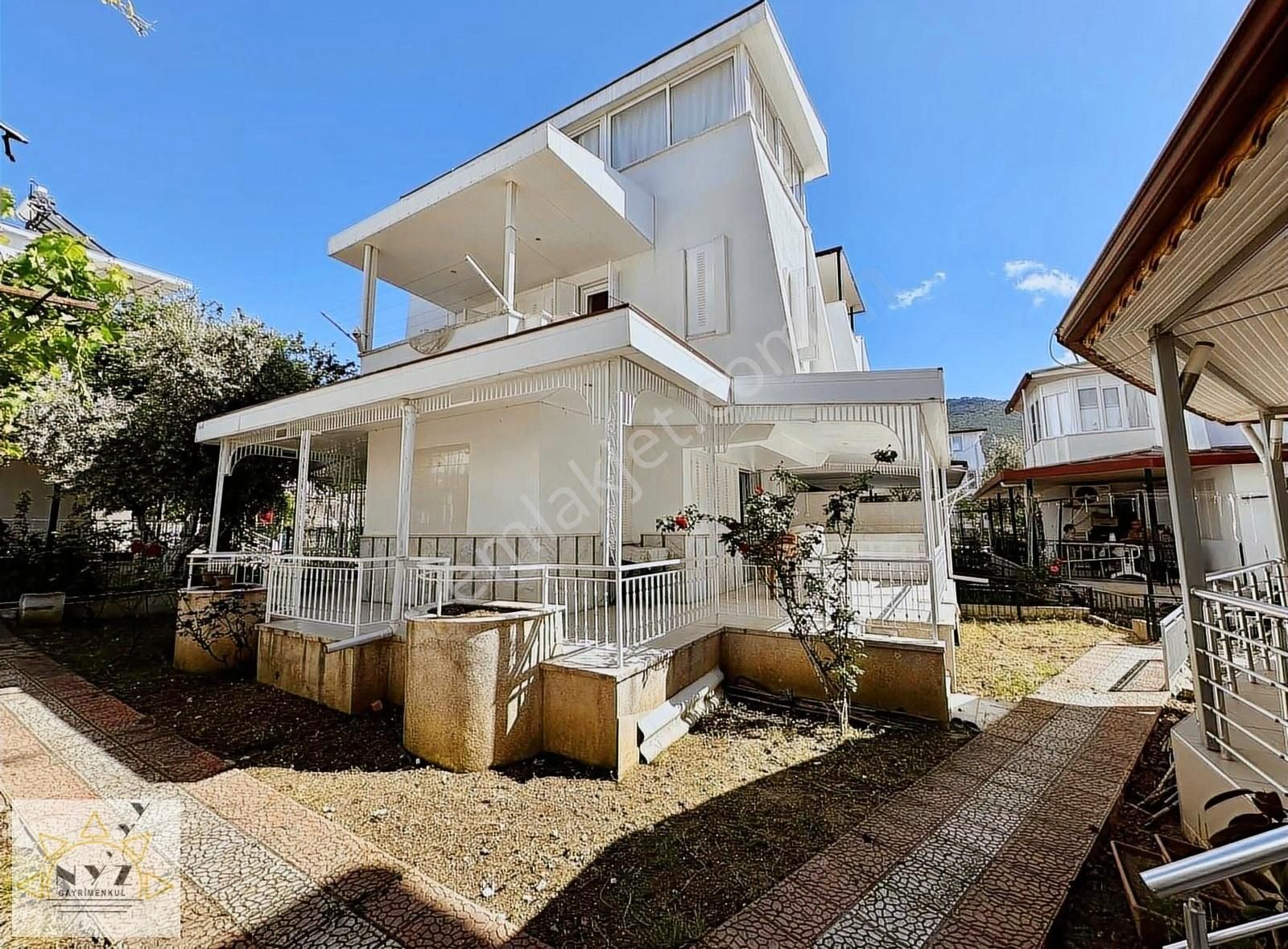 Kuşadası Güzelçamlı Satılık Villa KUŞADASI SAHİL SİTELERİNDE DENİZ TARAFINDA ACİL BAHÇELİ VİLLA