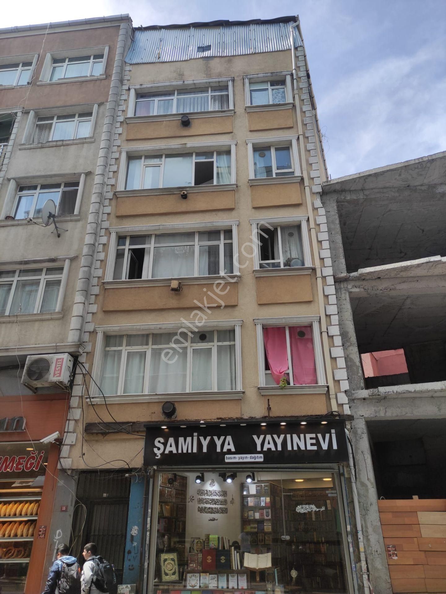 Fatih Balat Satılık Bina  Fethiye Caddesi Üzerinde Komple Satılık bina