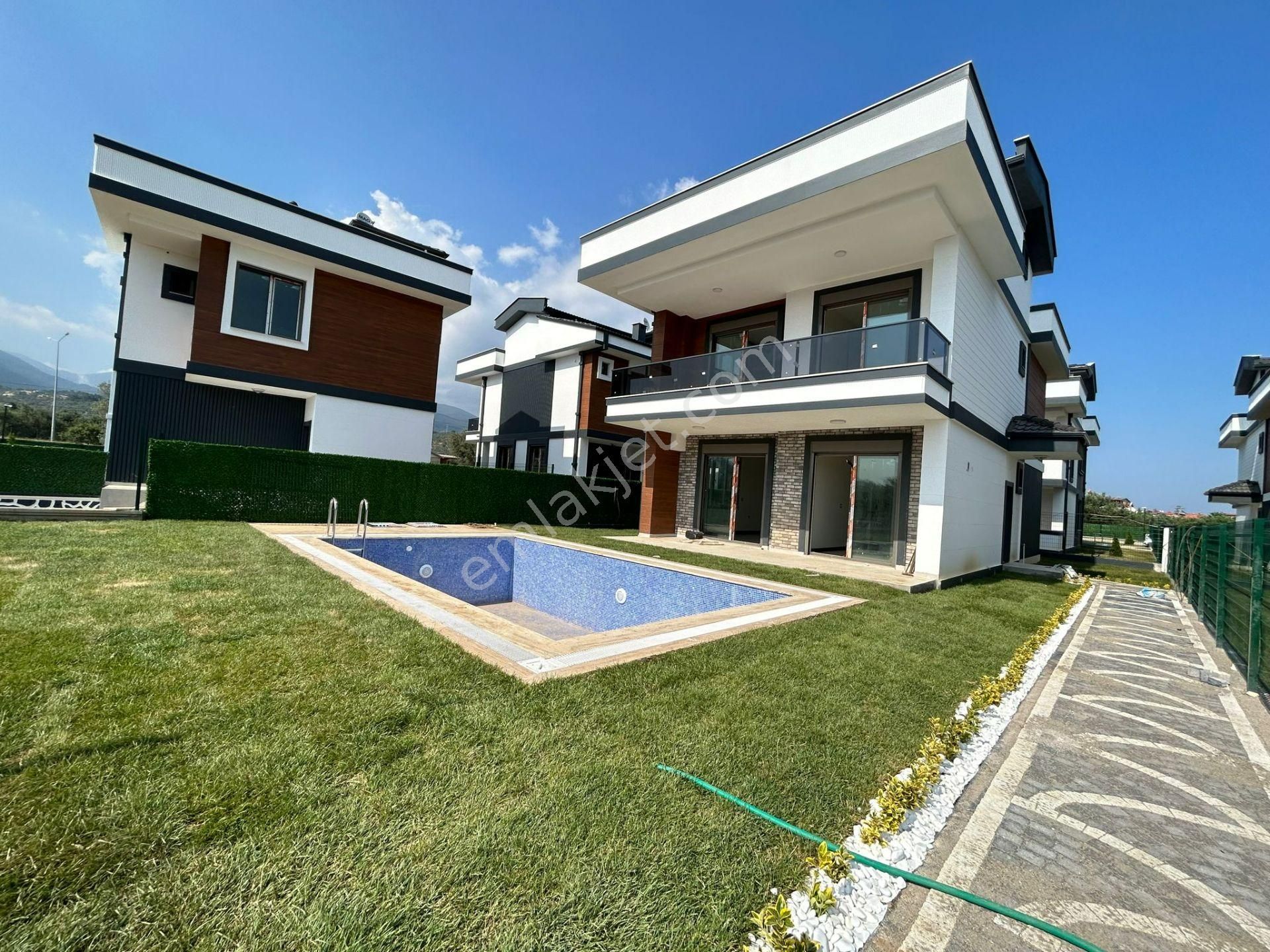 Edremit Altınoluk Satılık Villa  KÖŞK EMLAK'TAN ALTINOLUK-GÜRE ARASINDA 400m2 ARSA İÇERİSİNDE TAM MÜSTAKİL 4+1 HAVUZLU LÜX VİLLA