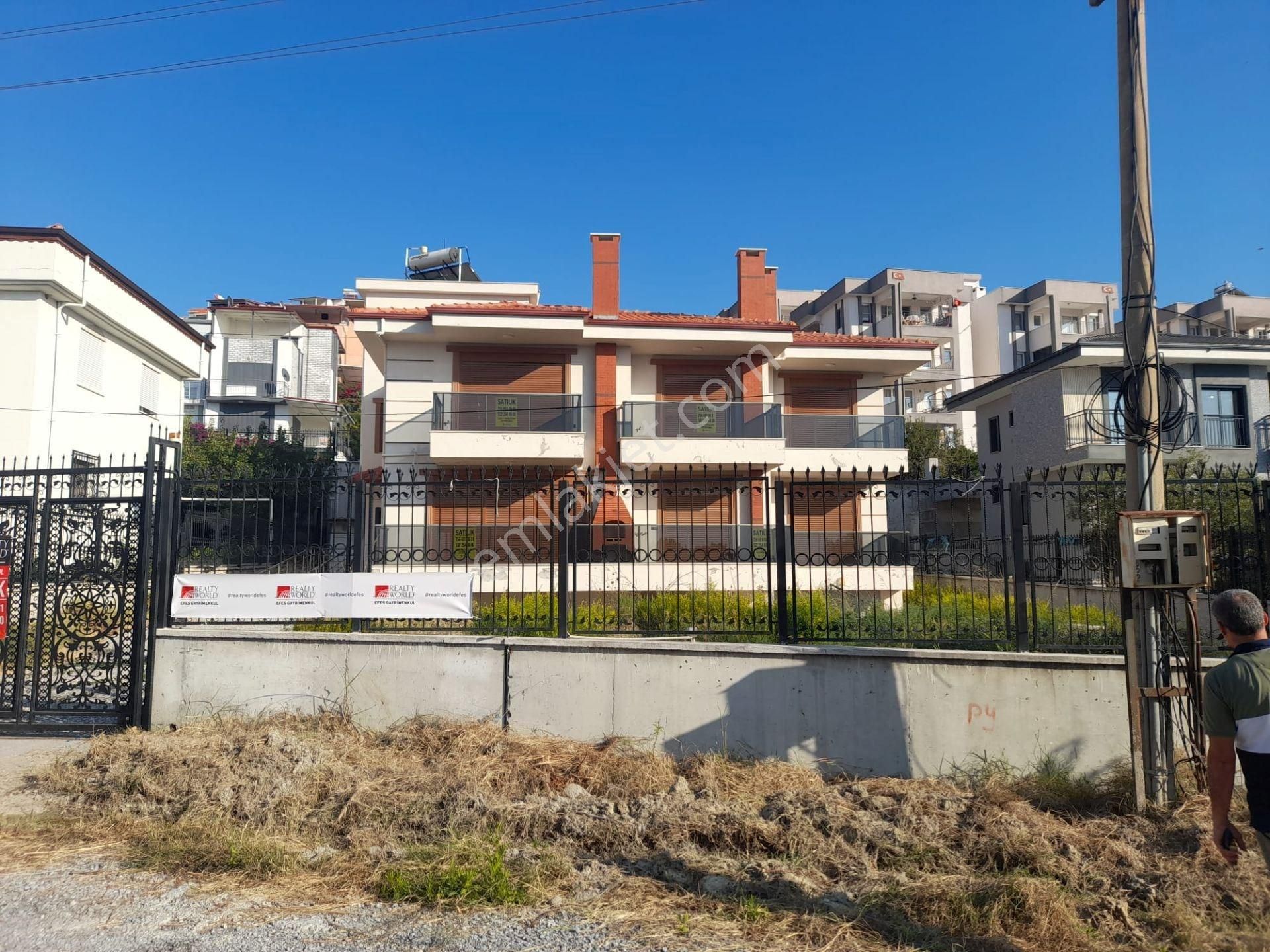 Kuşadası Davutlar Satılık Villa Güzelçamlıda Doğa Ve Deniz Manzaralı 5+2 Müstakil Triplex Villa