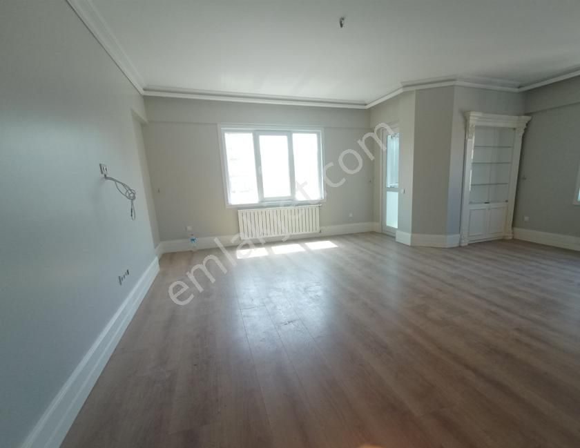 Kadıköy Bostancı Kiralık Daire  Bostancıda Site İçinde Havuzlu Otopark Lüks 3+1