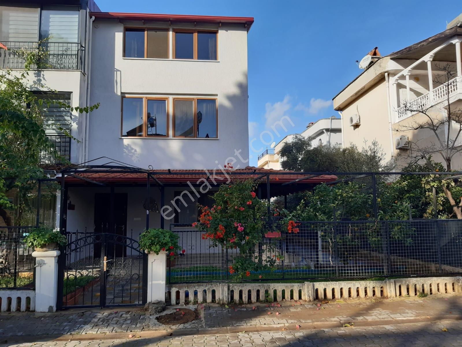 Fethiye Akarca Satılık Villa  Limopol'den Akarca Sahile Yakın 4+1 Triplex Köşe Villa