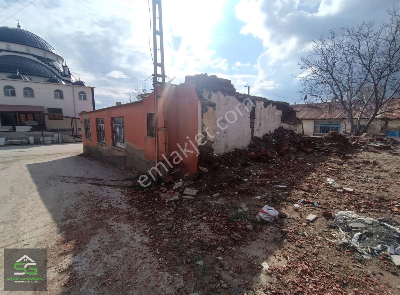 Elazığ Merkez Çatal Çeşme Satılık Konut İmarlı ELAZIĞ MERKEZ MORNİK'TE SATILIK İÇERİSİNDE EVİ OLAN SATILIK ARSA