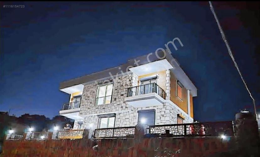 Yunusemre Çamlıca Satılık Villa  🏡 ÇAMLICA MAHALLESİ 🏡(SATILIK )   ✅ 4+1 310 M2 İKİ KATLI VİLLA