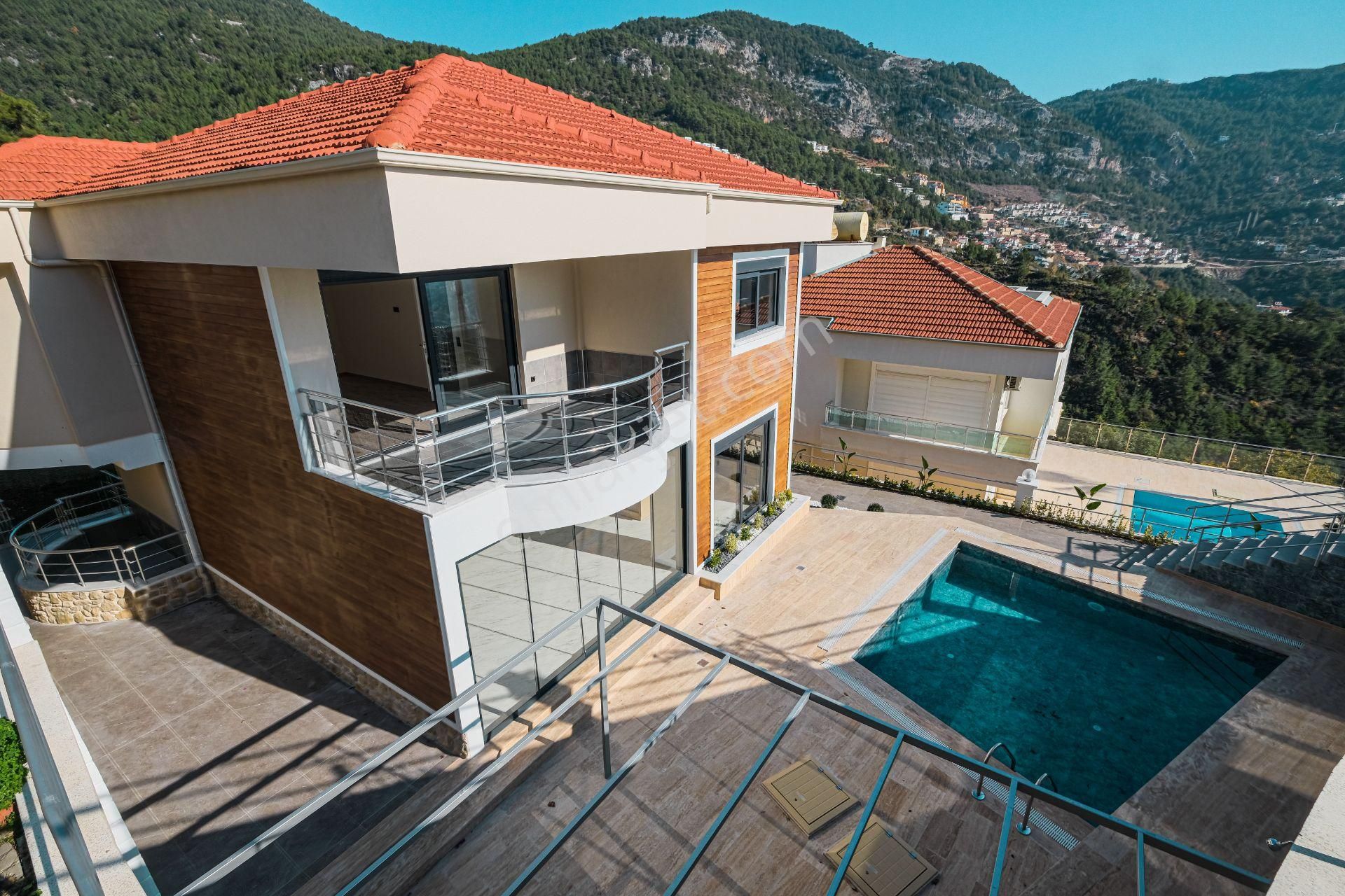 Antalya Alanya Deniz Manzaralı Satılık Villa  ALANYA TEPE DE MÜSTAKİL  DENİZ VE DOĞA MANZARALI  4+1 VİLLA